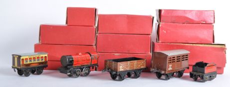 COLLECTION OF VINTAGE HORNBY SERIES O GAUGE MODEL RAILWAY