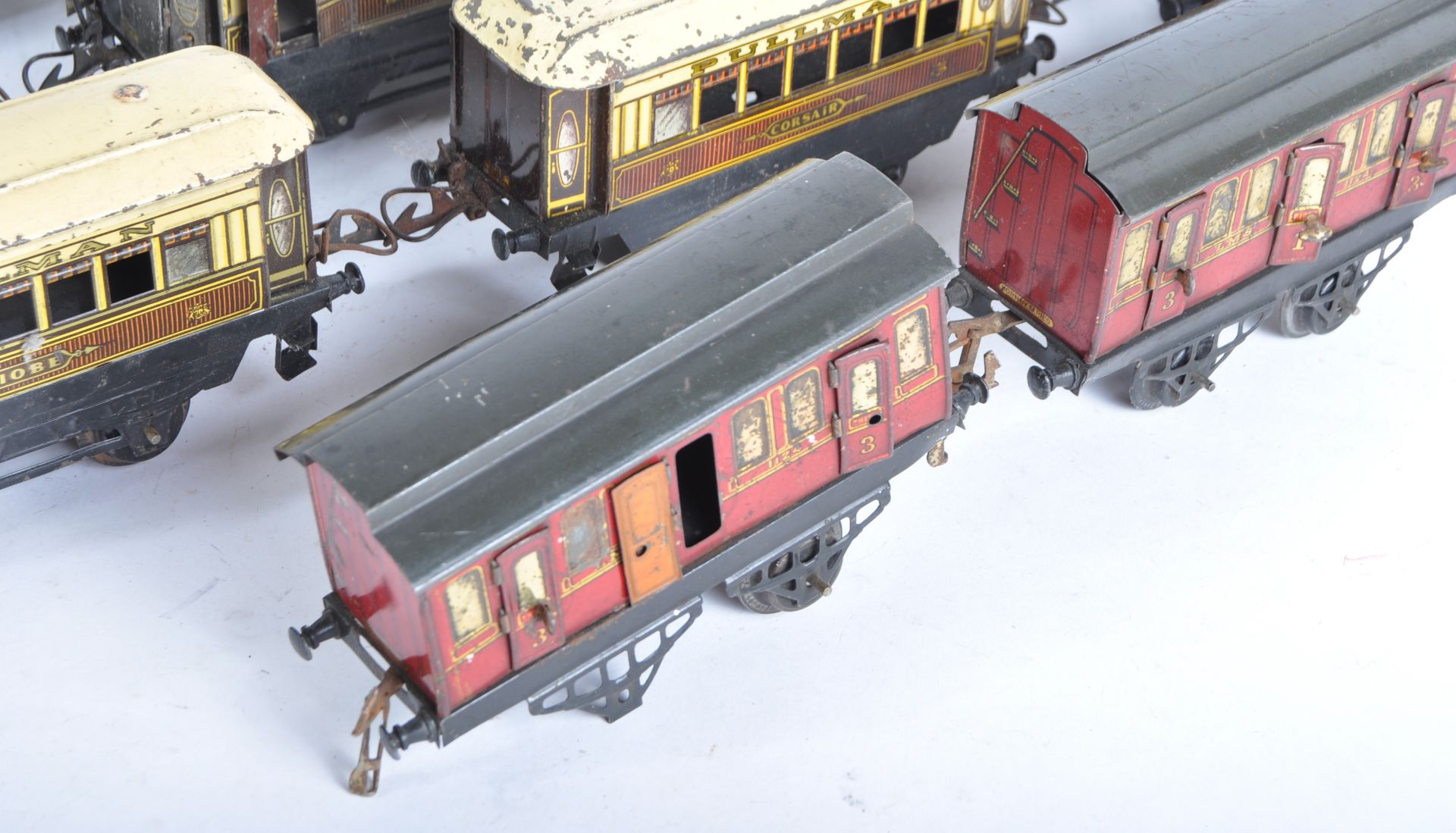 COLLECTION OF VINTAGE HORNBY O GAUGE TINPLATE RAILWAY CARRIAGES - Image 2 of 7