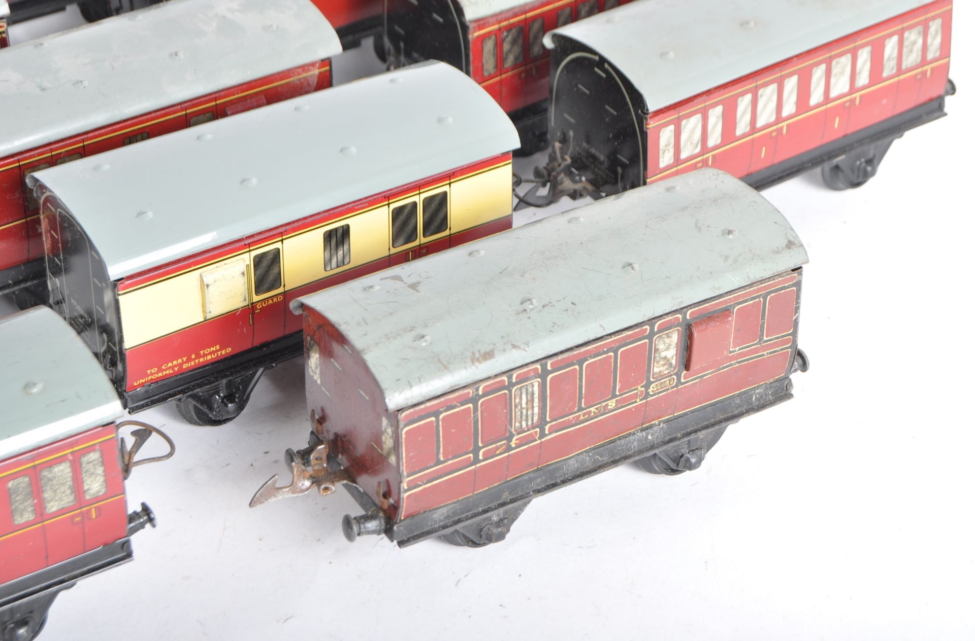 COLLECTION OF VINTAGE HORNBY O GAUGE TINPLATE COACHES - Image 2 of 7