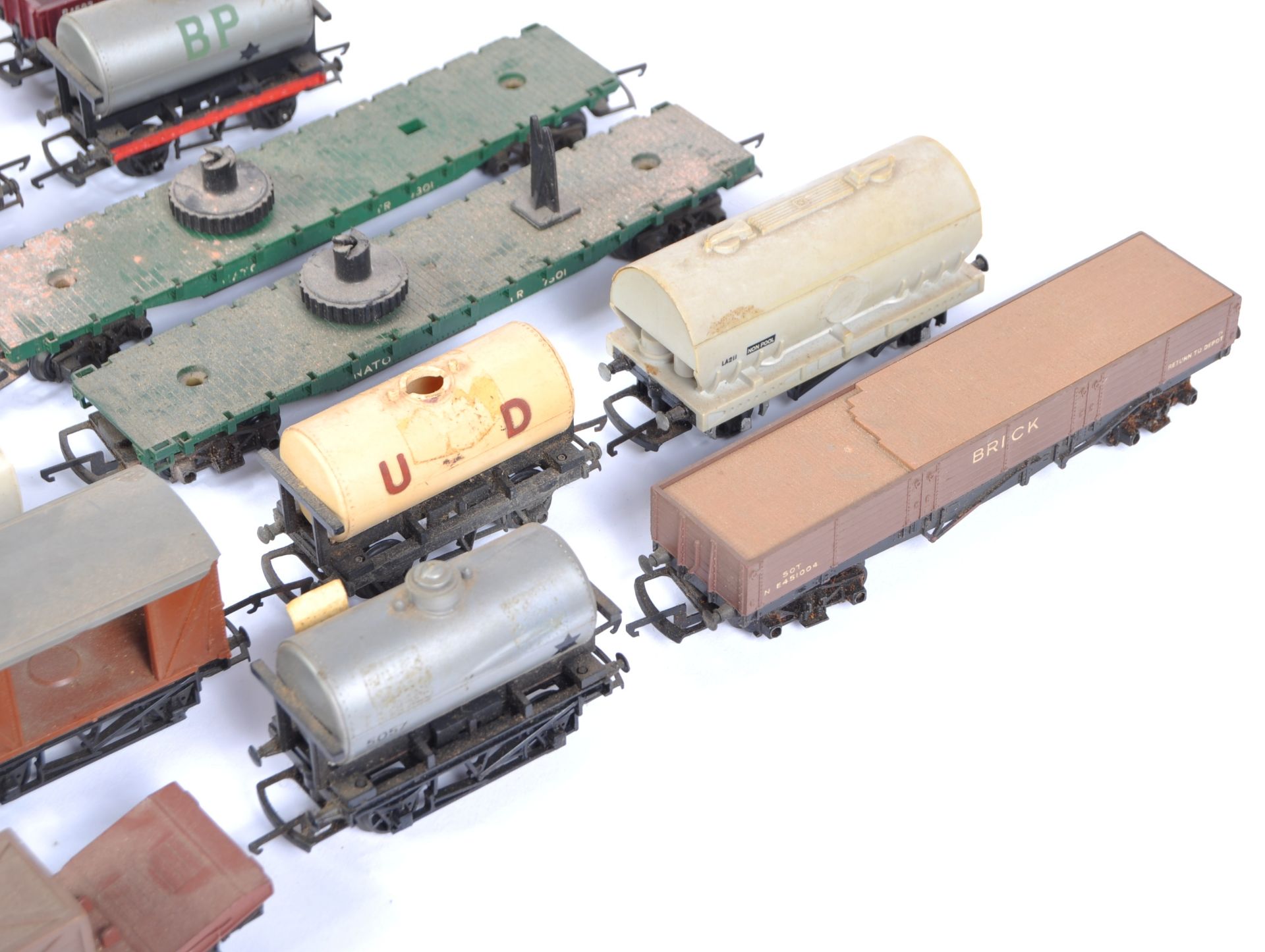 LARGE COLLECTION OF ASSORTED VINTAGE HORNBY ROLLING STOCK - Image 2 of 7