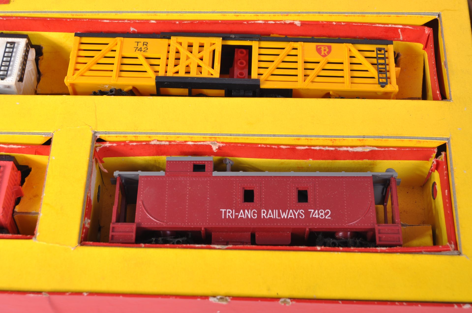 VINTAGE TRIANG HORNBY 00 GAUGE MODEL RAILWAY TRAINSET - Image 3 of 5