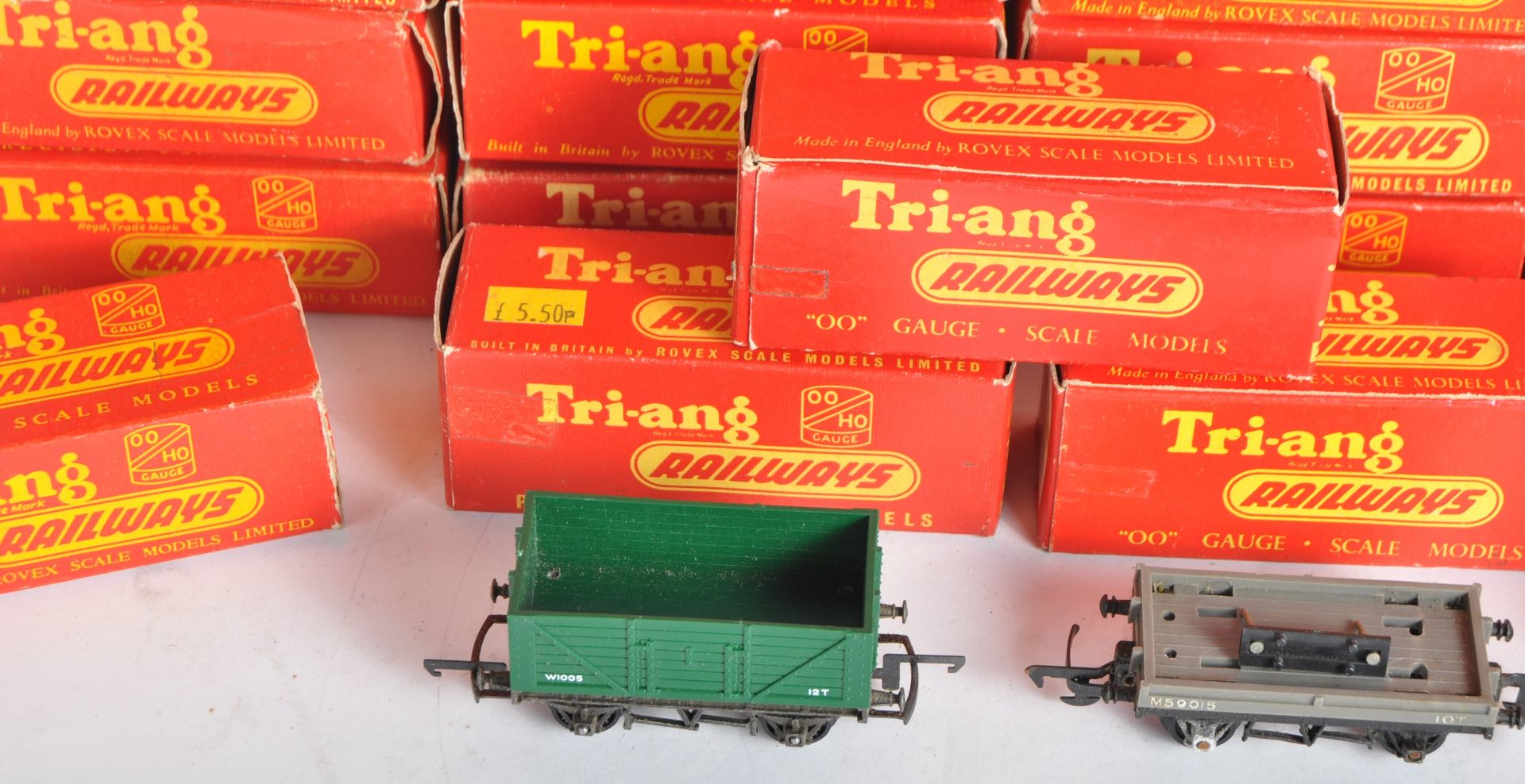 COLLECTION OF VINTAGE TRIANG 00 GAUGE MODEL RAILWAY WAGONS - Image 5 of 9