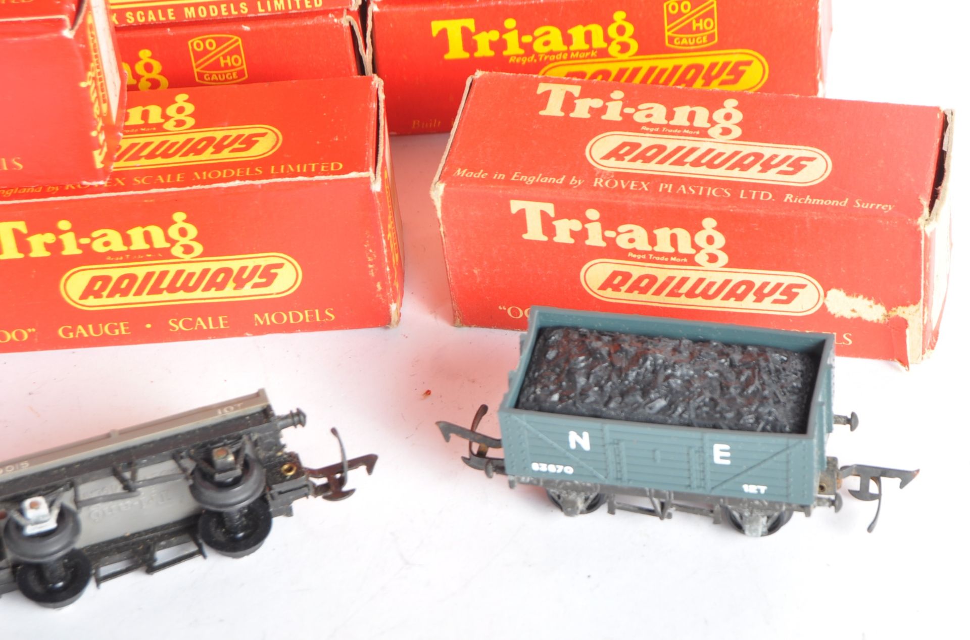 COLLECTION OF VINTAGE TRIANG 00 GAUGE MODEL RAILWAY WAGONS - Image 8 of 9