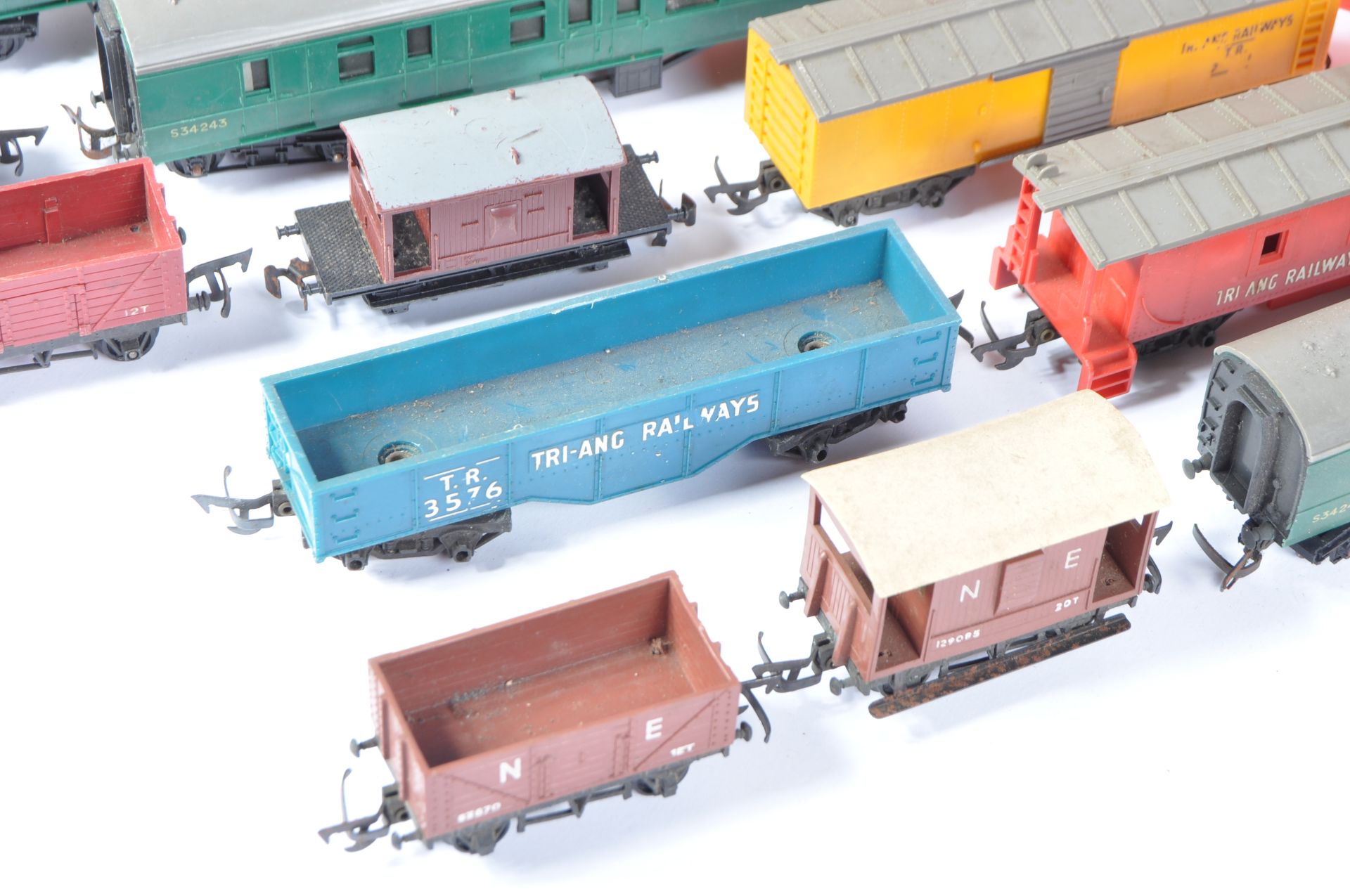 COLLECTION OF VINTAGE TRIANG 00 GAUGE MODEL RAILWAY ROLLING STOCK - Image 3 of 8