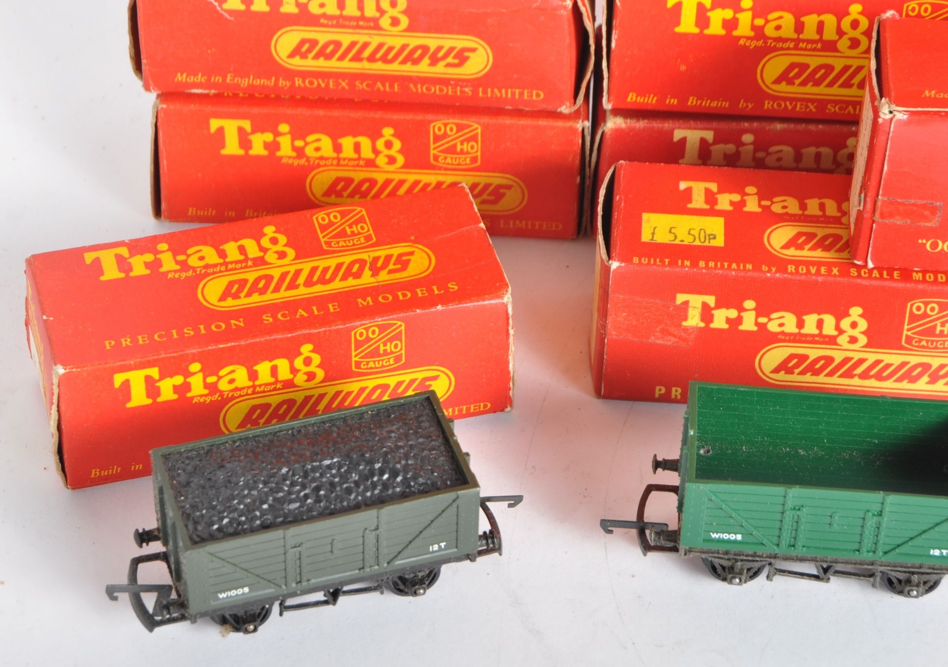 COLLECTION OF VINTAGE TRIANG 00 GAUGE MODEL RAILWAY WAGONS - Image 3 of 9