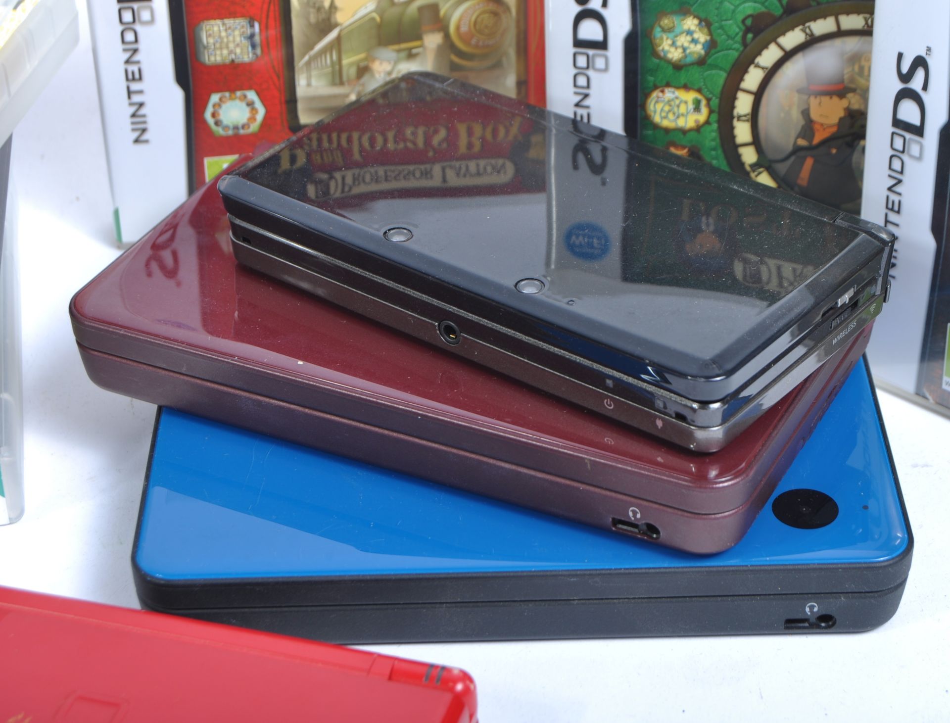 RETRO GAMING - NINTENDO DS - A COLLECTION OF HANDHELD CONSOLES, GAMES & ACCESSORIES - Image 4 of 6