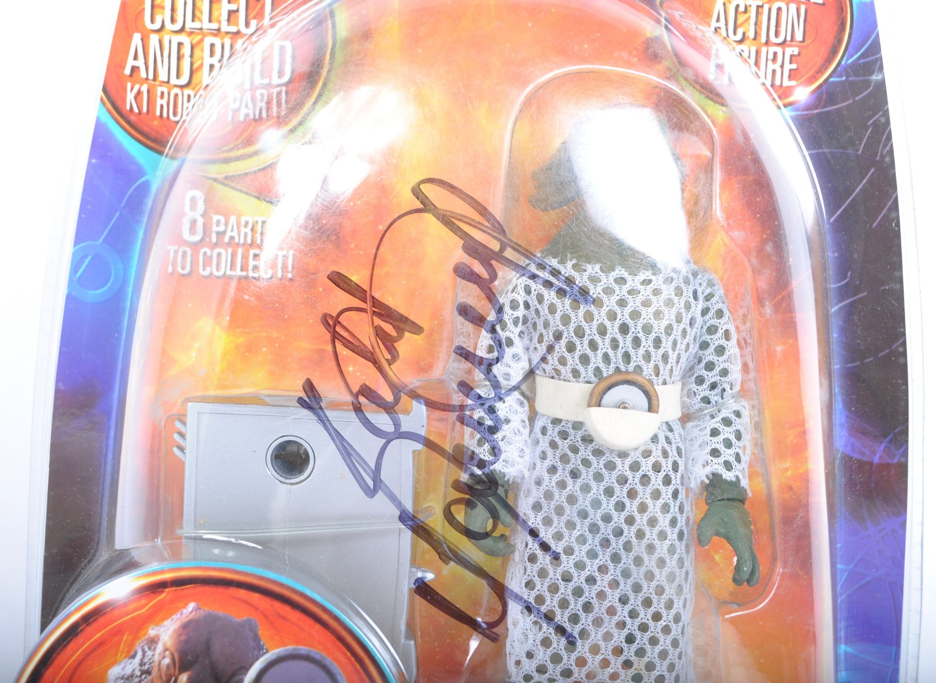 DOCTOR WHO - CHARACTER OPTIONS - KATY MANNING SIGNED FIGURE - Image 2 of 4