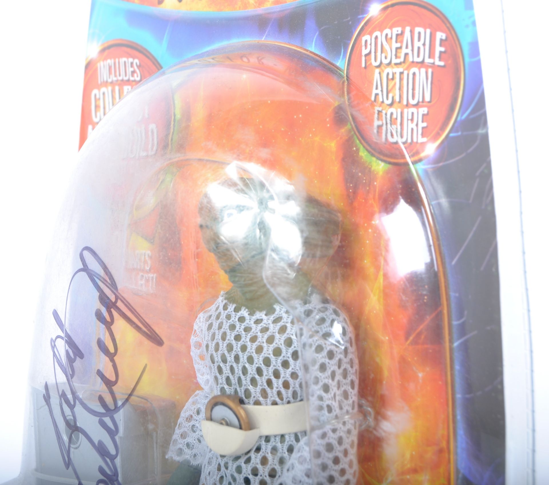 DOCTOR WHO - CHARACTER OPTIONS - KATY MANNING SIGNED FIGURE - Image 3 of 4