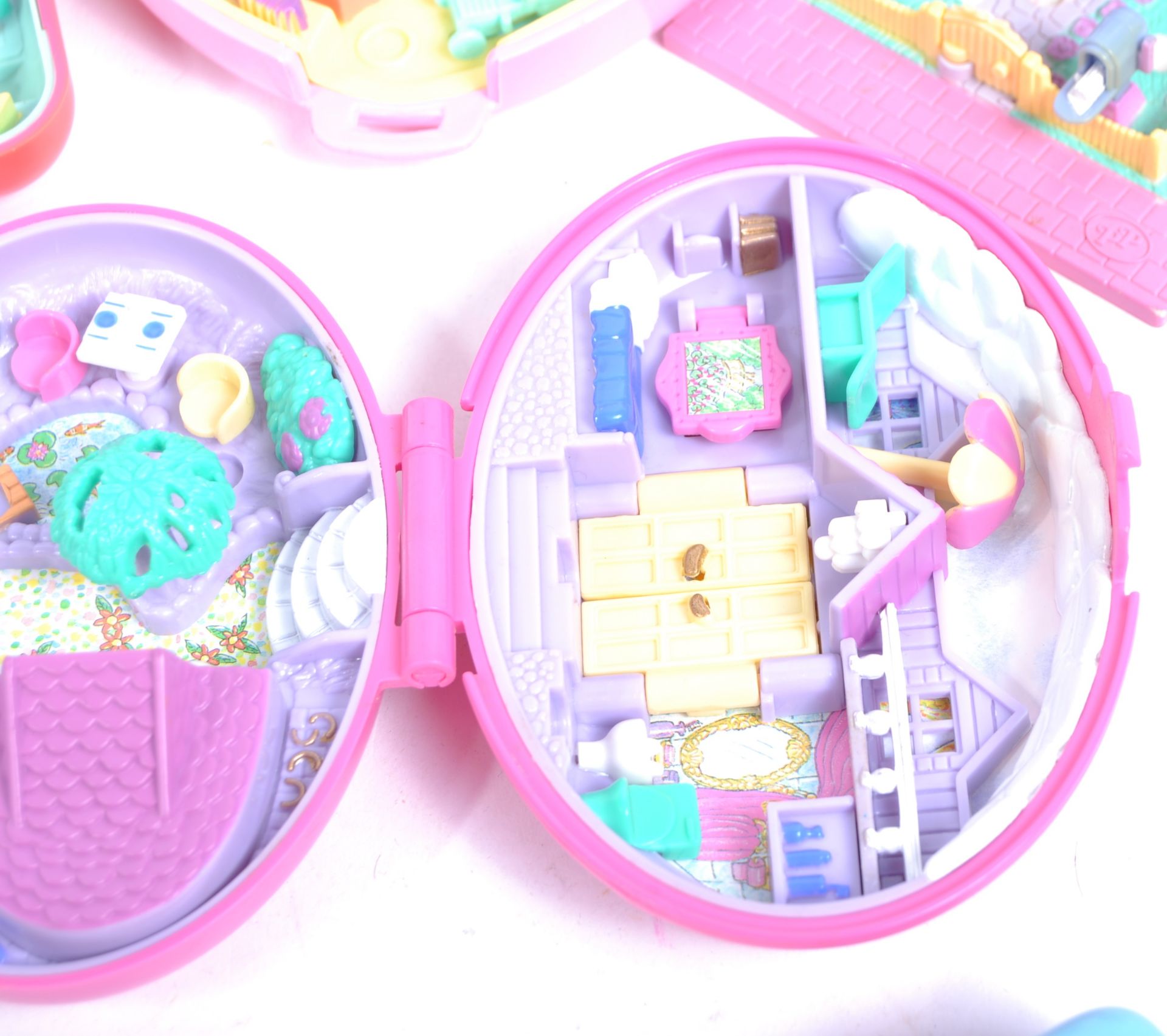 COLLLCTION OF VINTAGE BLUEBIRD POLLY POCKET PLAYSETS - Image 2 of 7