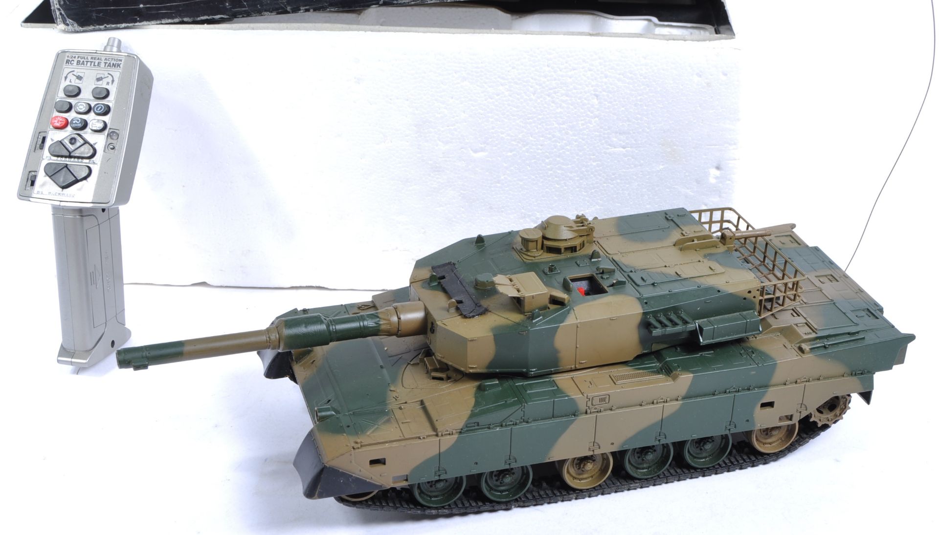 HENLONG 1/24 SCALE RC RADIO CONTROLLED MODEL TANK - Image 2 of 6