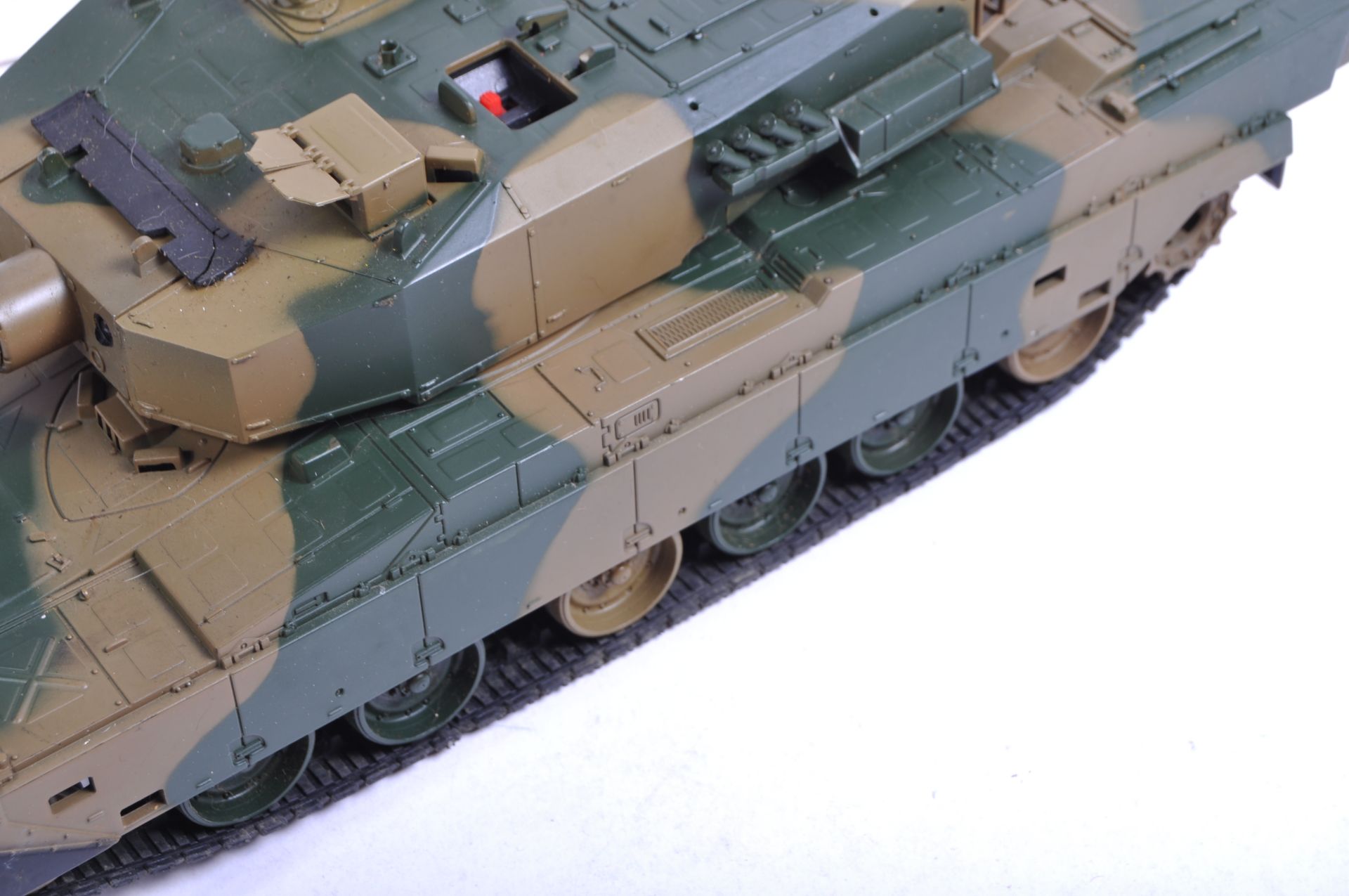 HENLONG 1/24 SCALE RC RADIO CONTROLLED MODEL TANK - Image 3 of 6