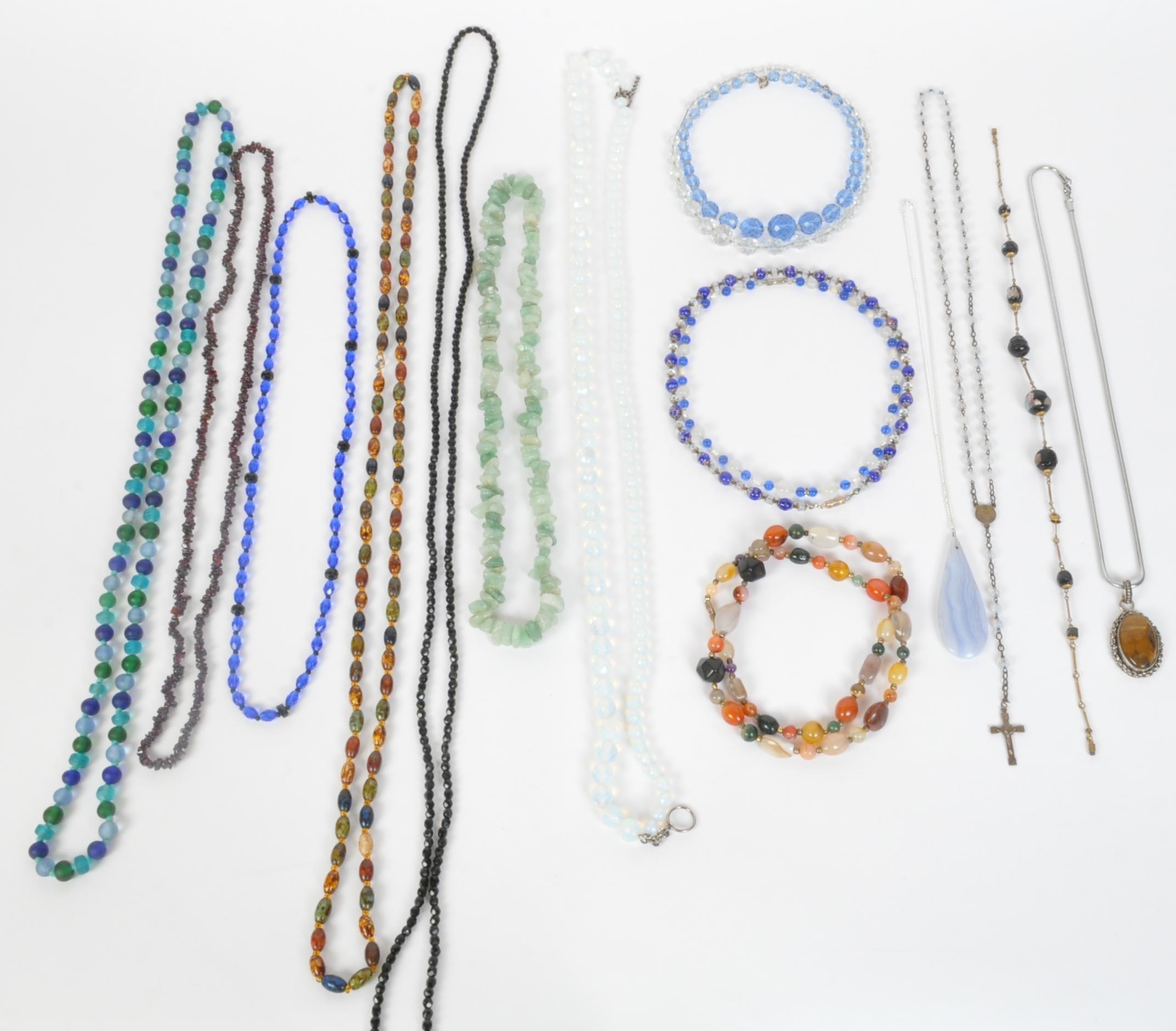 COLLECTION OF ASSORTED NECKLACES - GEMSTONE & GLASS