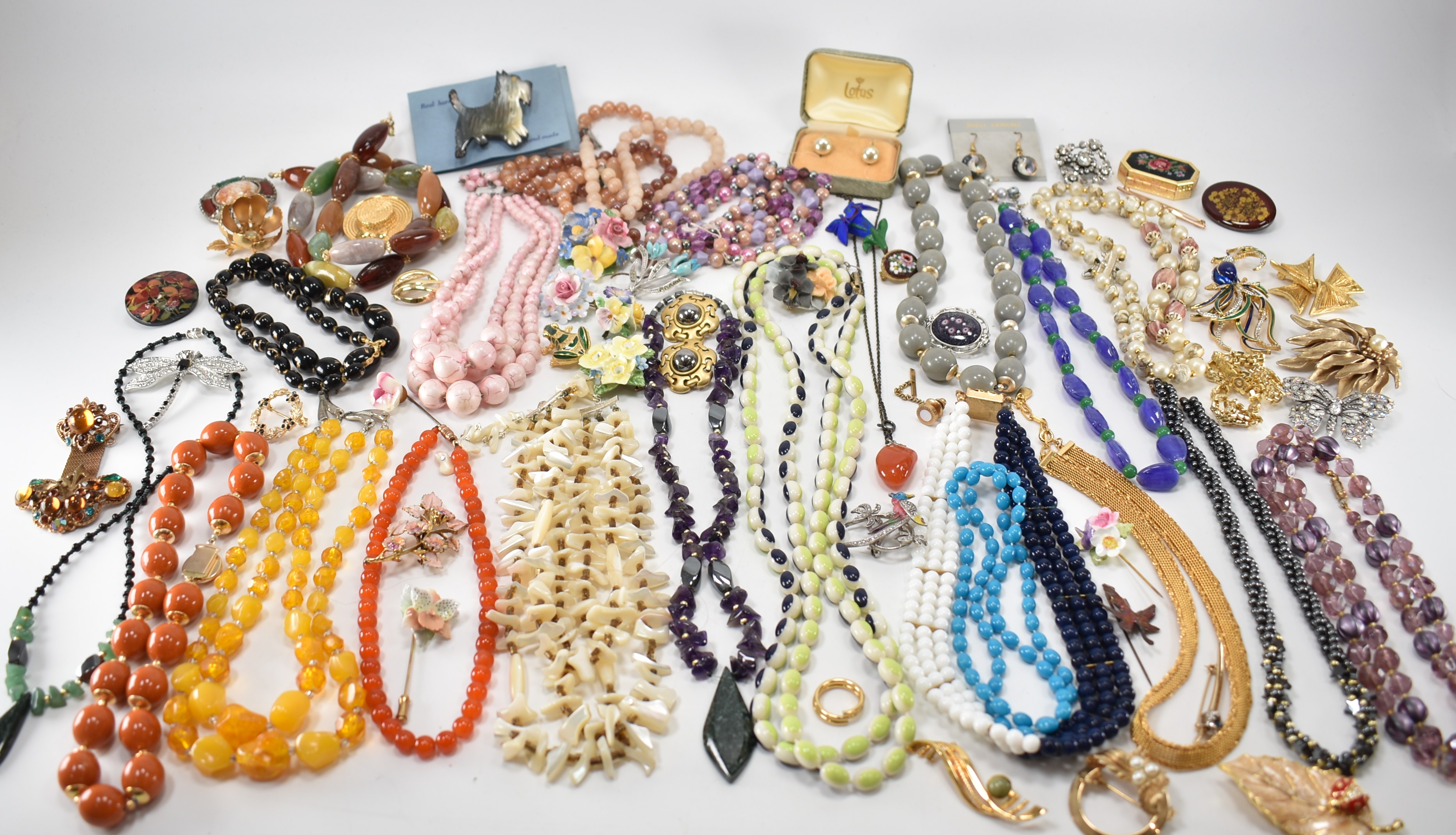 COLLECTION OF VINTAGE COSTUME JEWELLERY - Image 2 of 22