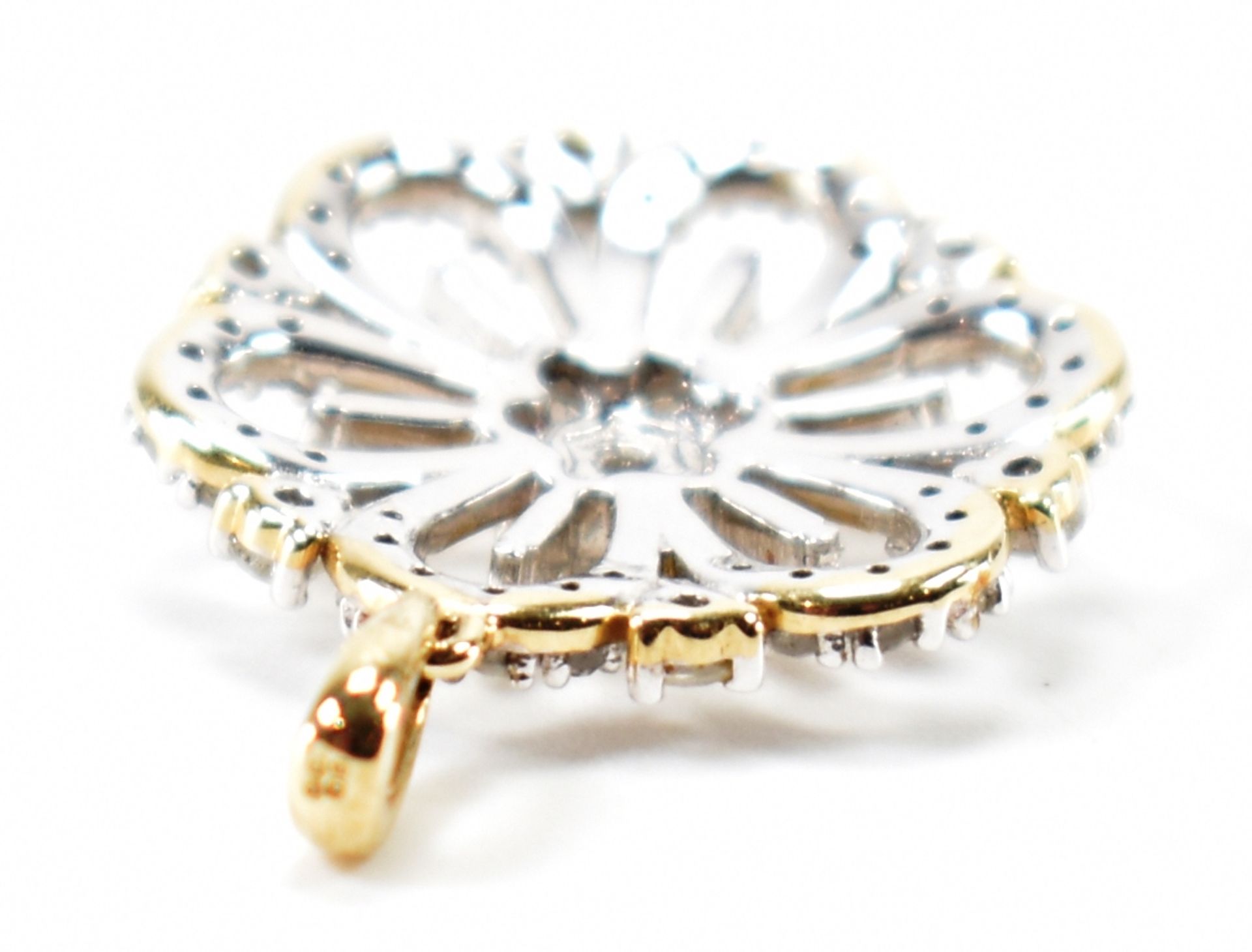 9CT GOLD & DIAMOND FLOWER PENDANT - Image 3 of 3