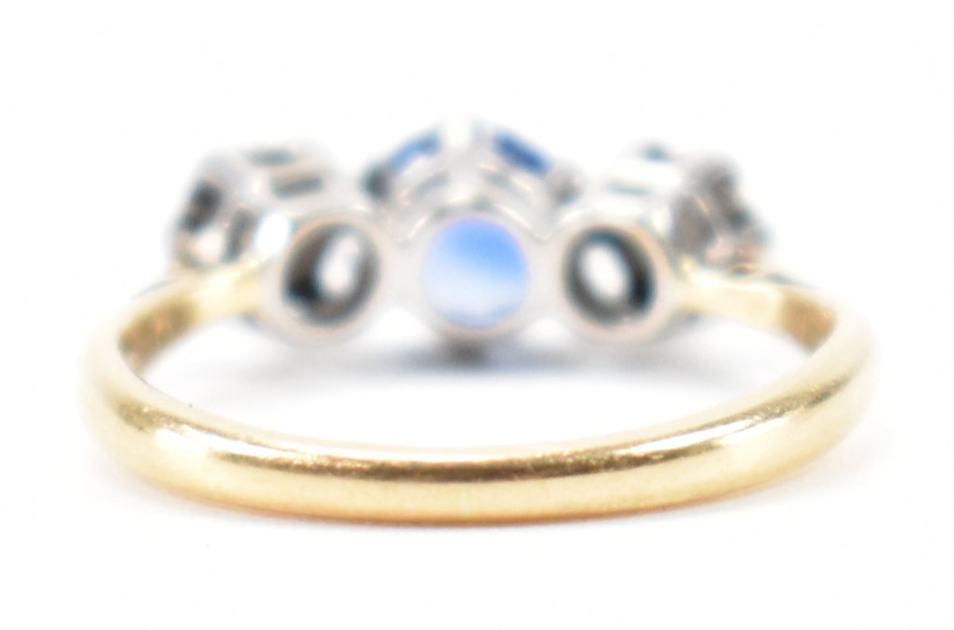 18CT GOLD SAPPHIRE & DIAMOND 3 STONE RING - Image 4 of 8