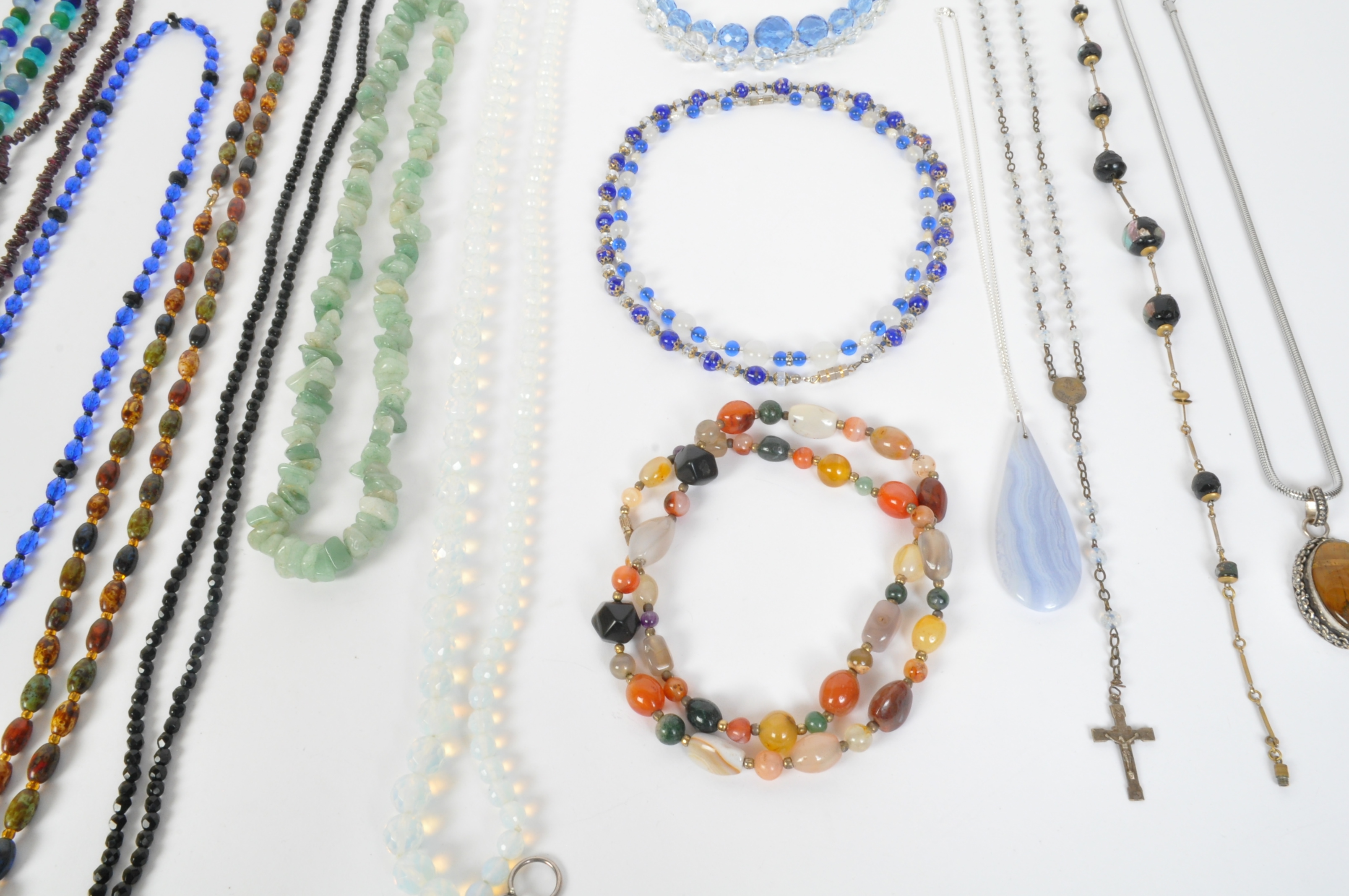 COLLECTION OF ASSORTED NECKLACES - GEMSTONE & GLASS - Image 2 of 3