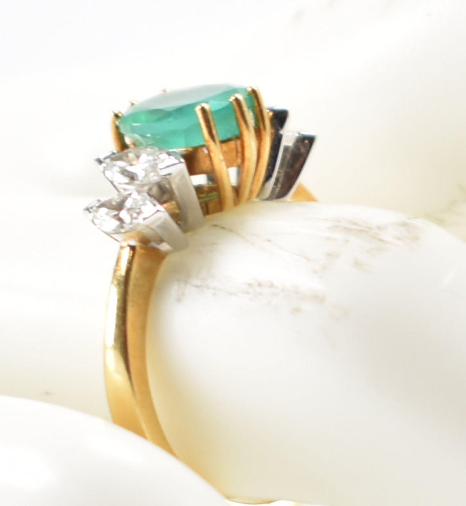 HALLMARKED 18CT GOLD SYNTHETIC EMERALD & DIAMOND RING - Image 9 of 10