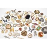 COLLECTION OF VINTAGE BROOCHES