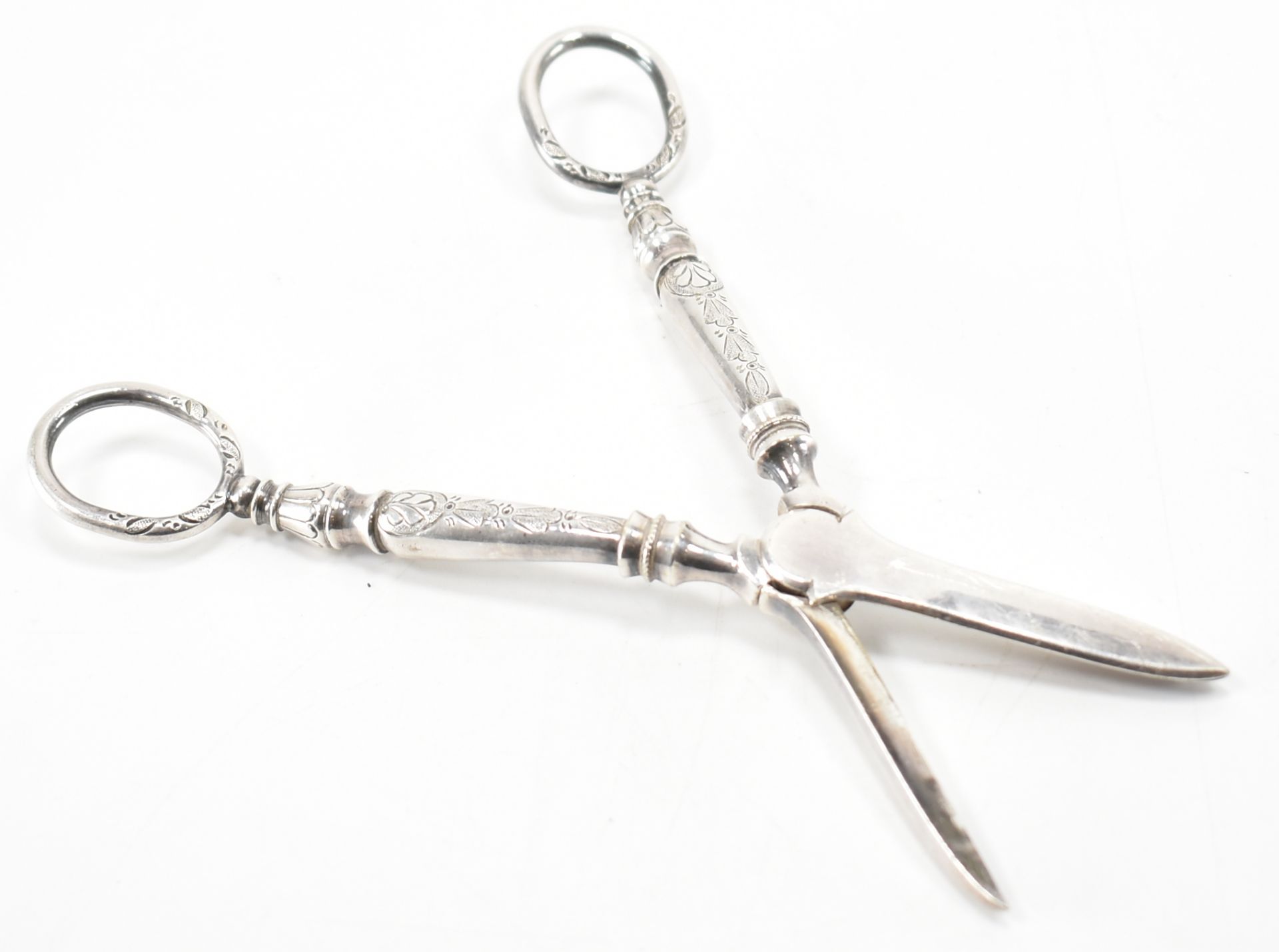 SILVER 90 MARKED TAPERING RING STAND & PLATE GRAPE SCISSORS - Image 5 of 5