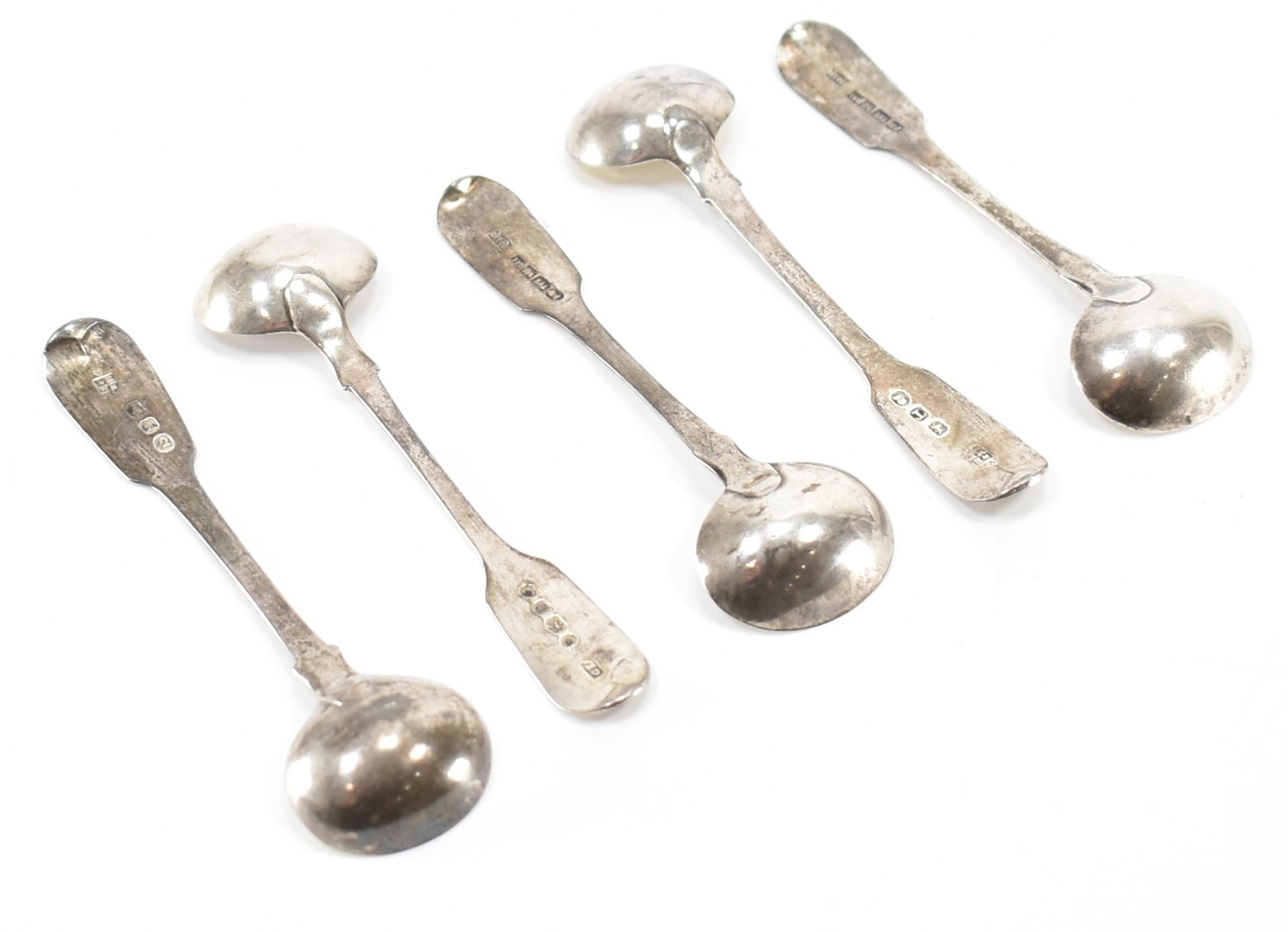 GROUP OF FIVE SILVER HALLMARKED CRUET SPOONS - Bild 3 aus 4