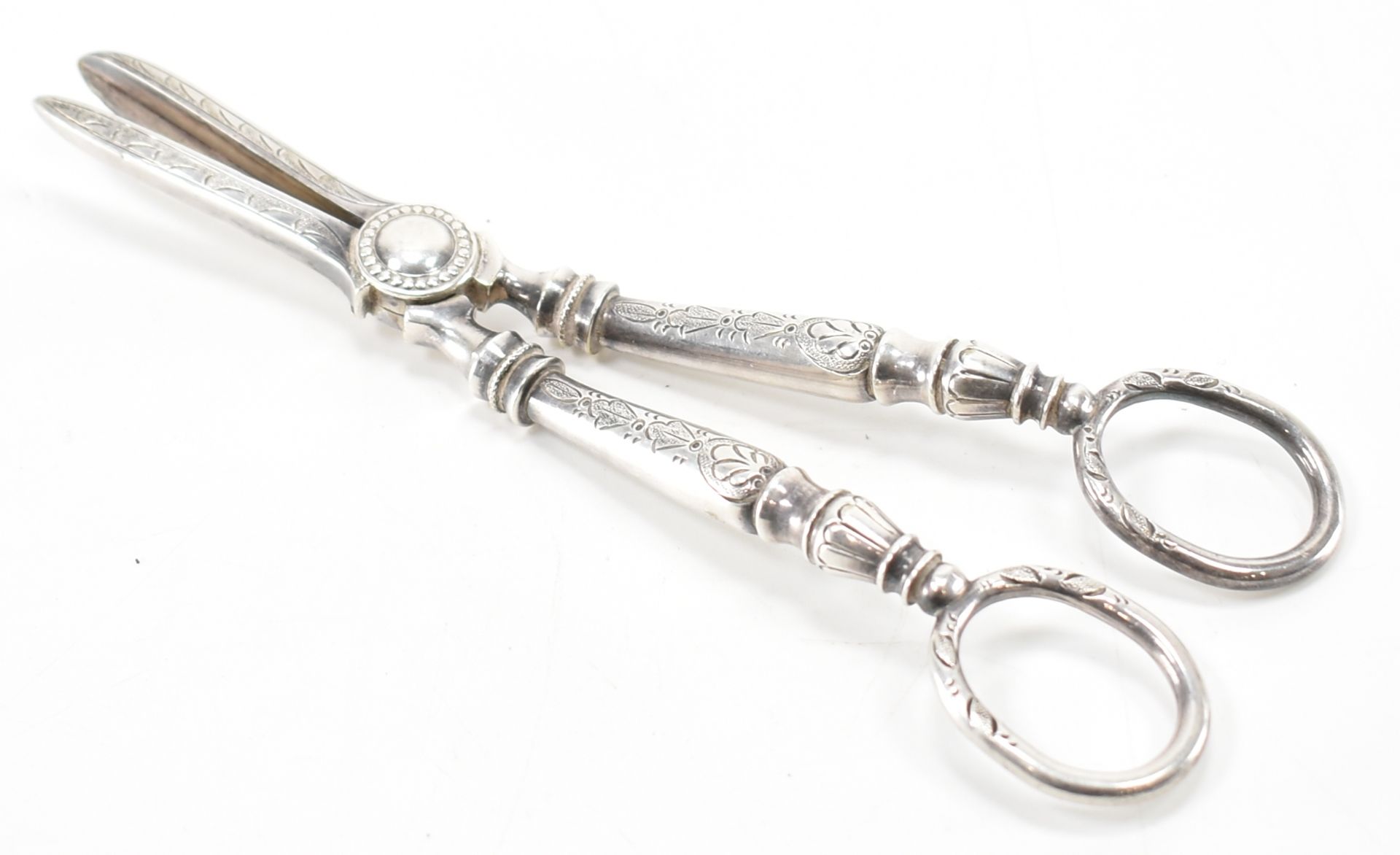 SILVER 90 MARKED TAPERING RING STAND & PLATE GRAPE SCISSORS - Image 4 of 5