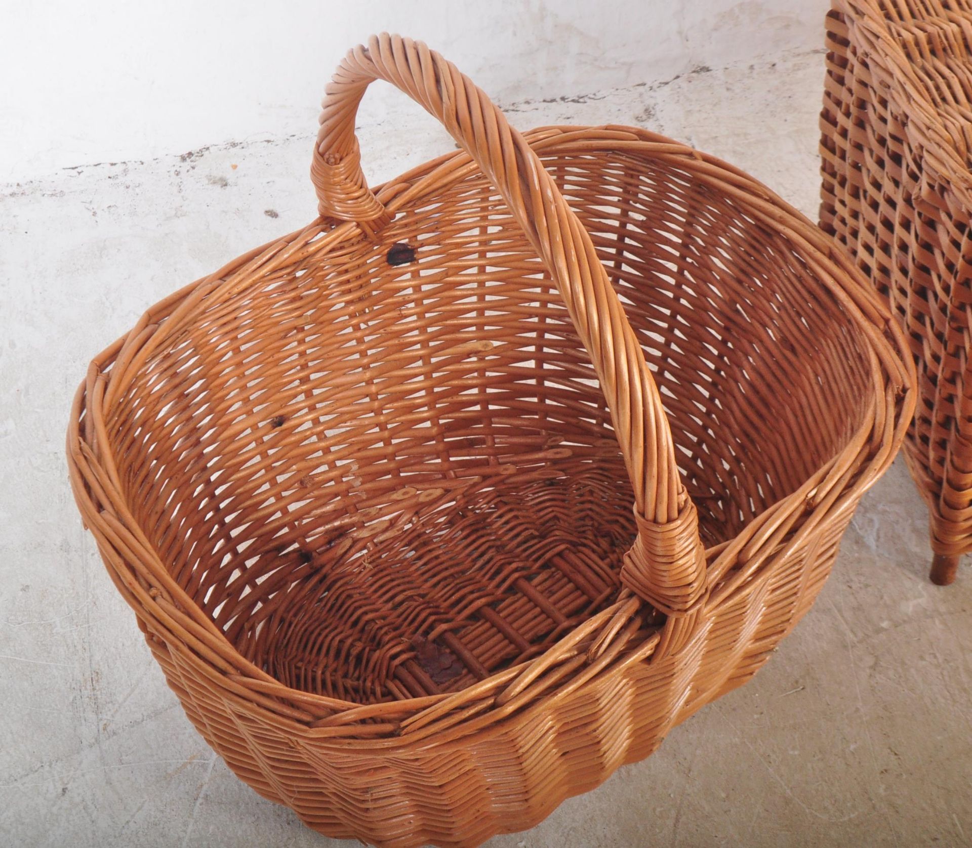 SET OF FOUR VINTAGE WICKER RATTAN PICNIC BASKETS - Image 3 of 5