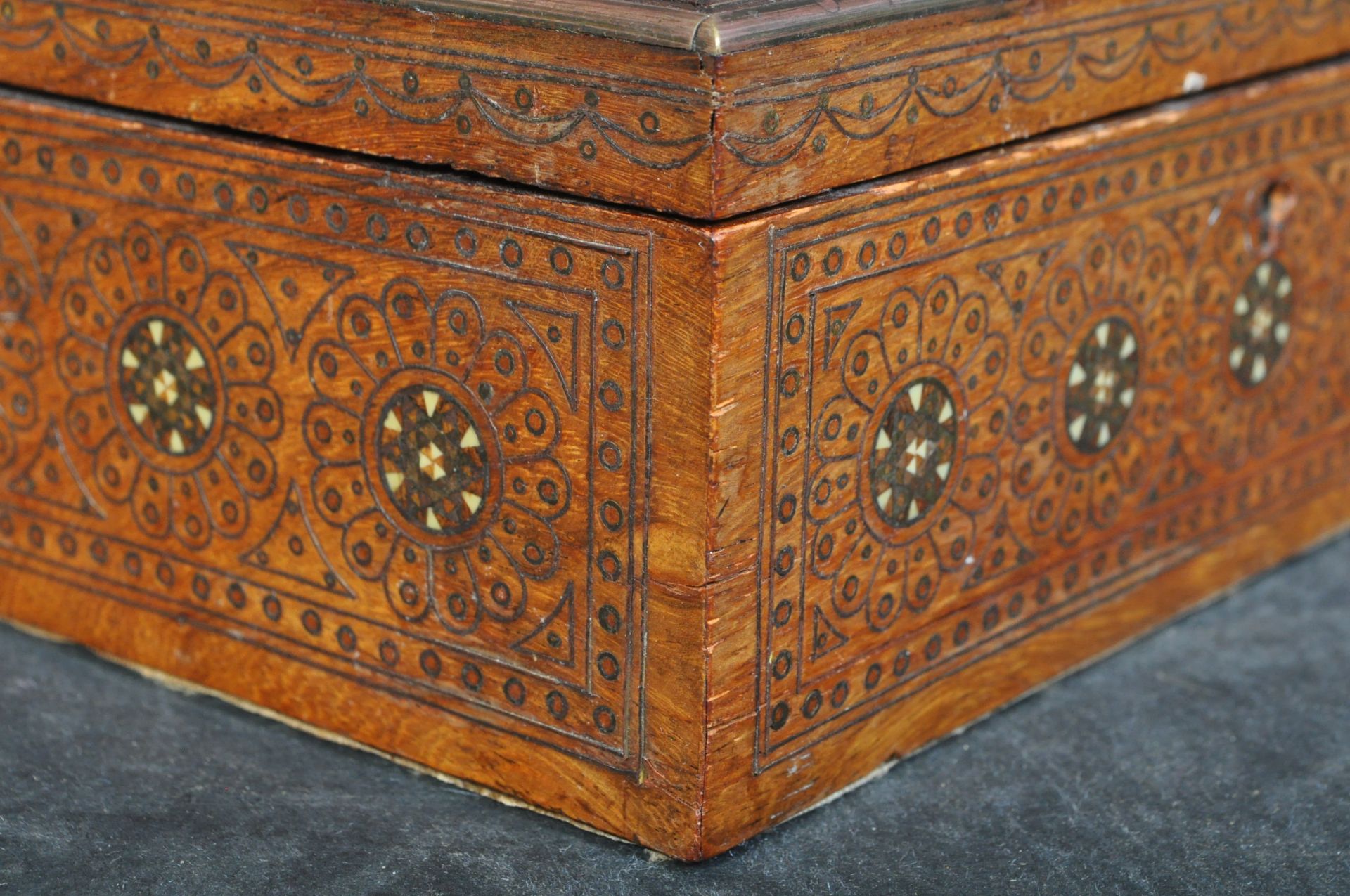 19TH CENTURY BRASS INLAID AND ABALONE CASKET JEWELLERY BOX - Image 4 of 5