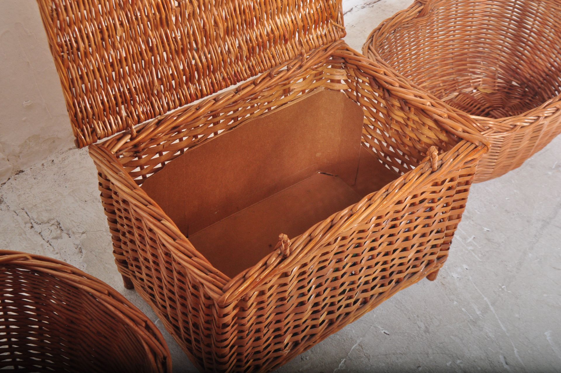 SET OF FOUR VINTAGE WICKER RATTAN PICNIC BASKETS - Image 4 of 5