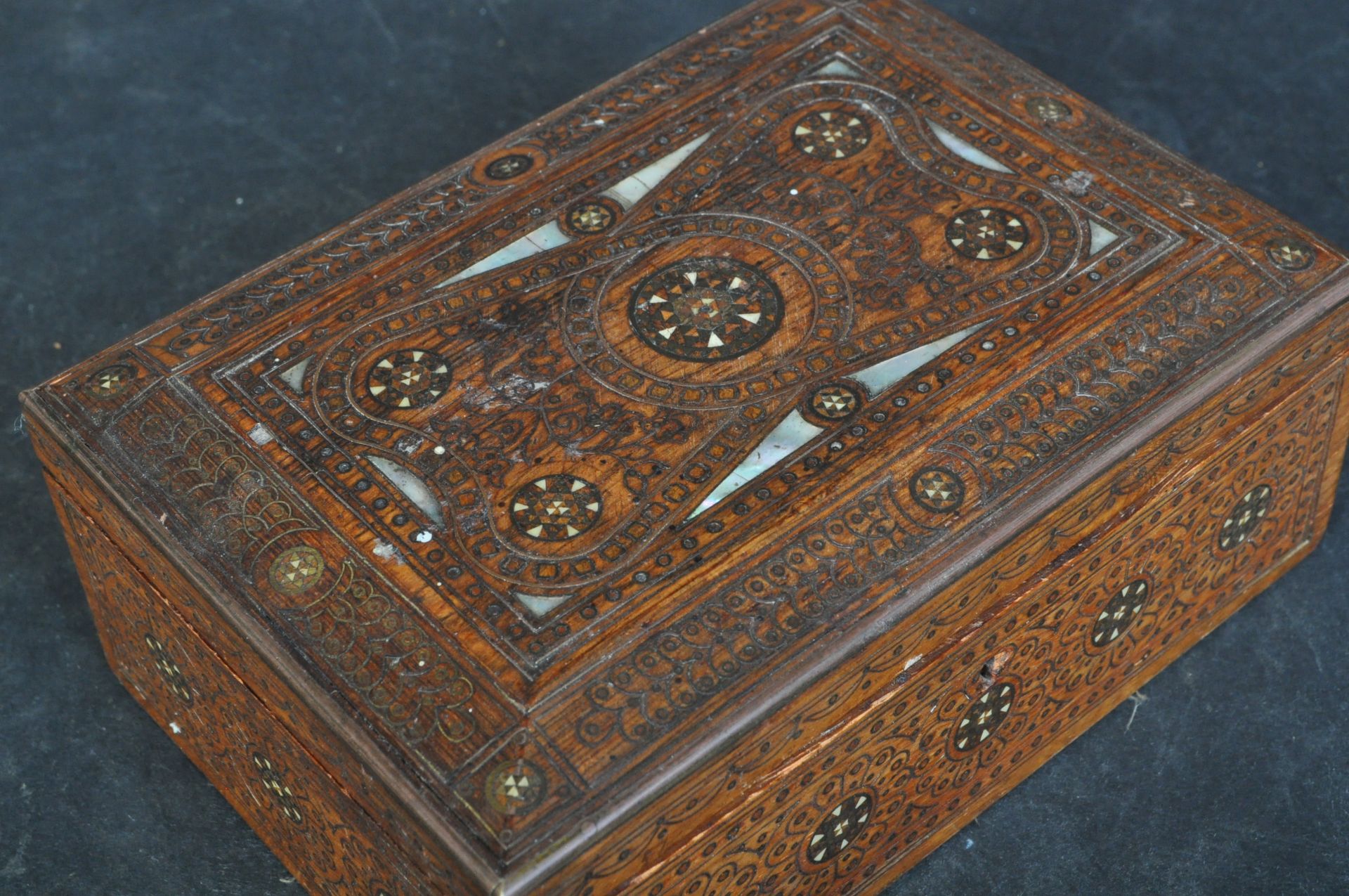 19TH CENTURY BRASS INLAID AND ABALONE CASKET JEWELLERY BOX - Image 5 of 5