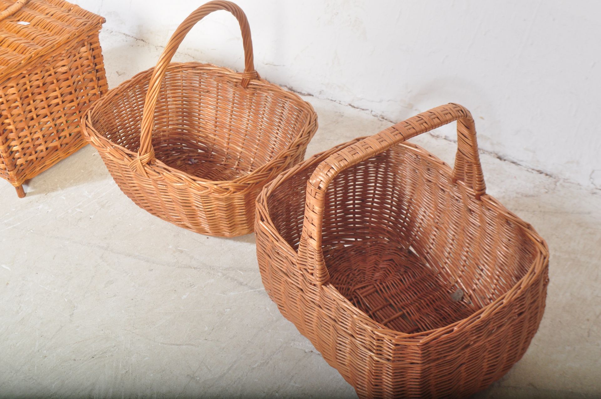 SET OF FOUR VINTAGE WICKER RATTAN PICNIC BASKETS - Image 5 of 5