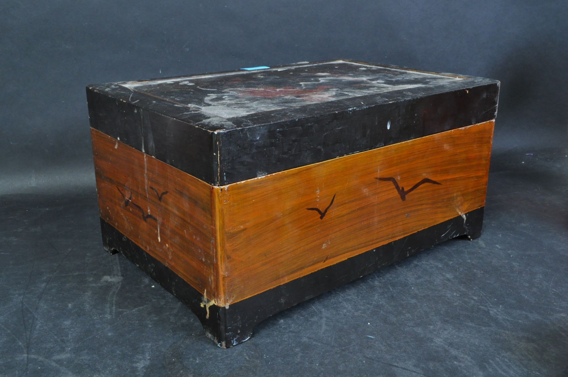 LARGE CHINESE BLACK LAQUER & CHINOISERIE JEWELLERY BOX - Image 2 of 6