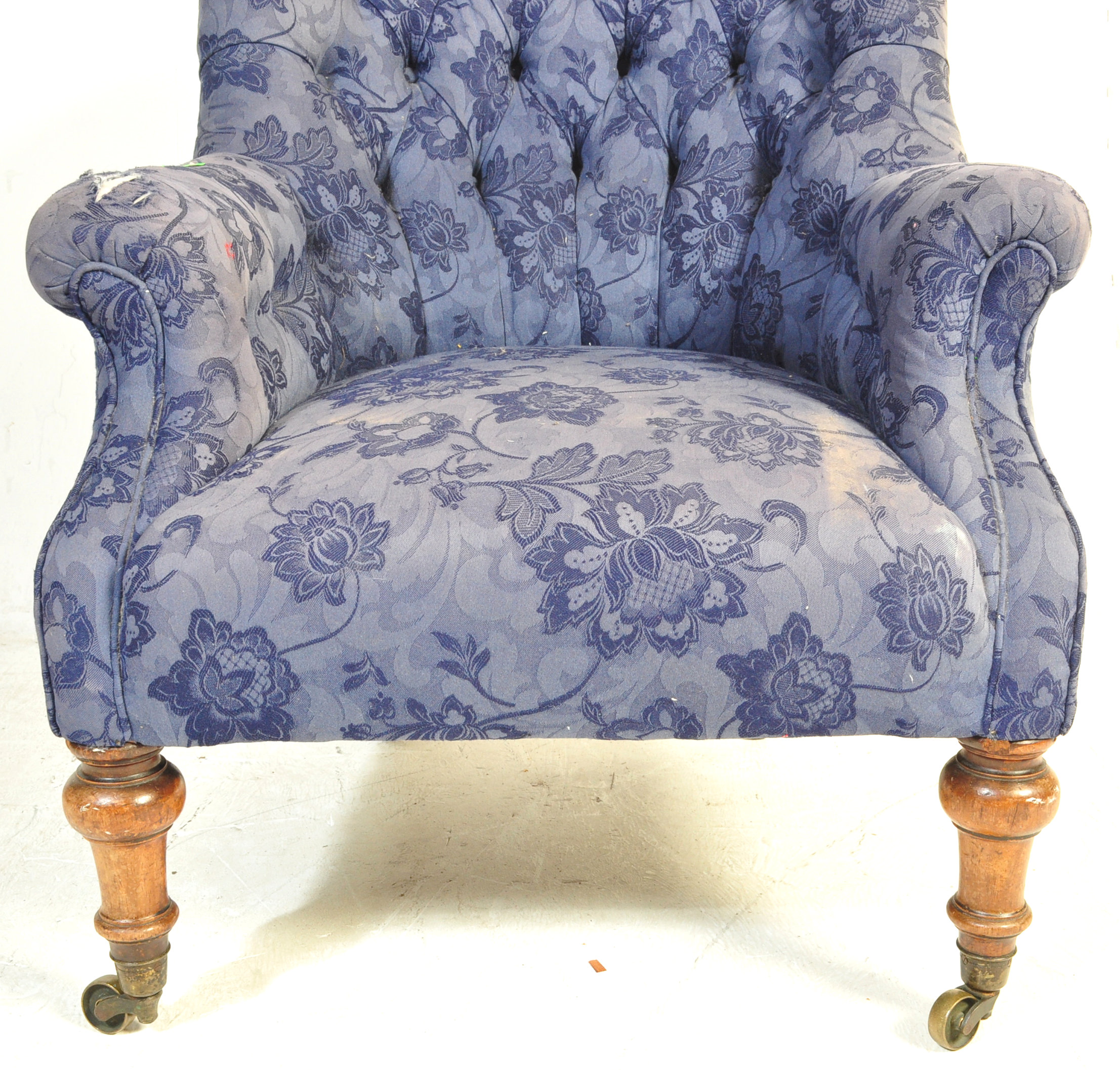 VICTORIAN 19TH CENTURY UPHOLSTERED ARMCHAIR - Image 4 of 6
