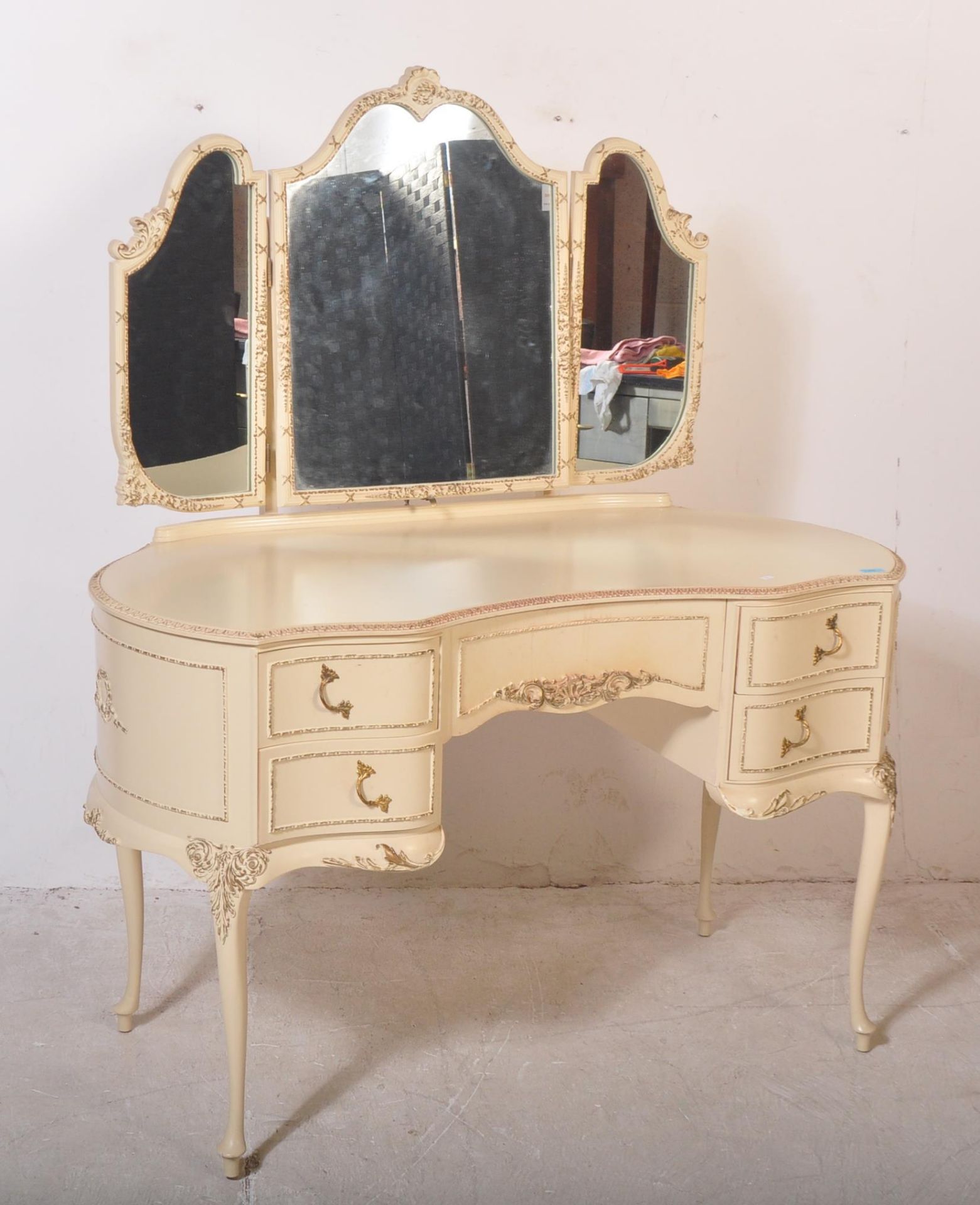 LOUIS XV STYLE PAINTED DRESSING TABLE - Image 2 of 7