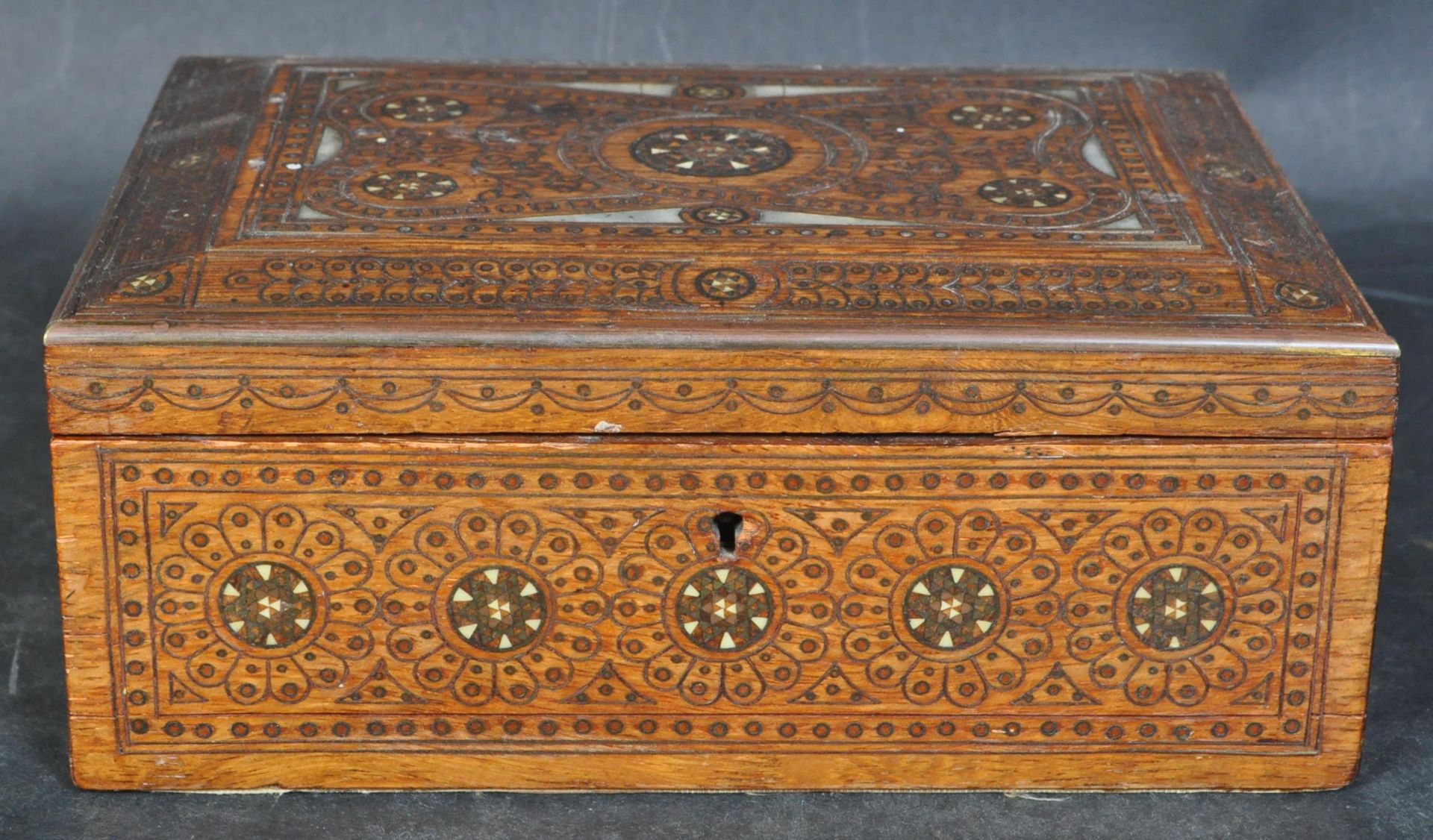 19TH CENTURY BRASS INLAID AND ABALONE CASKET JEWELLERY BOX - Image 3 of 5