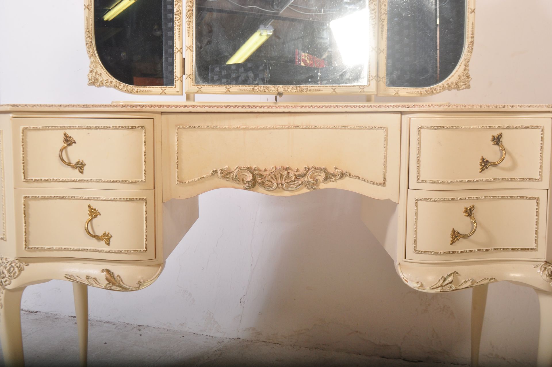 LOUIS XV STYLE PAINTED DRESSING TABLE - Image 5 of 7