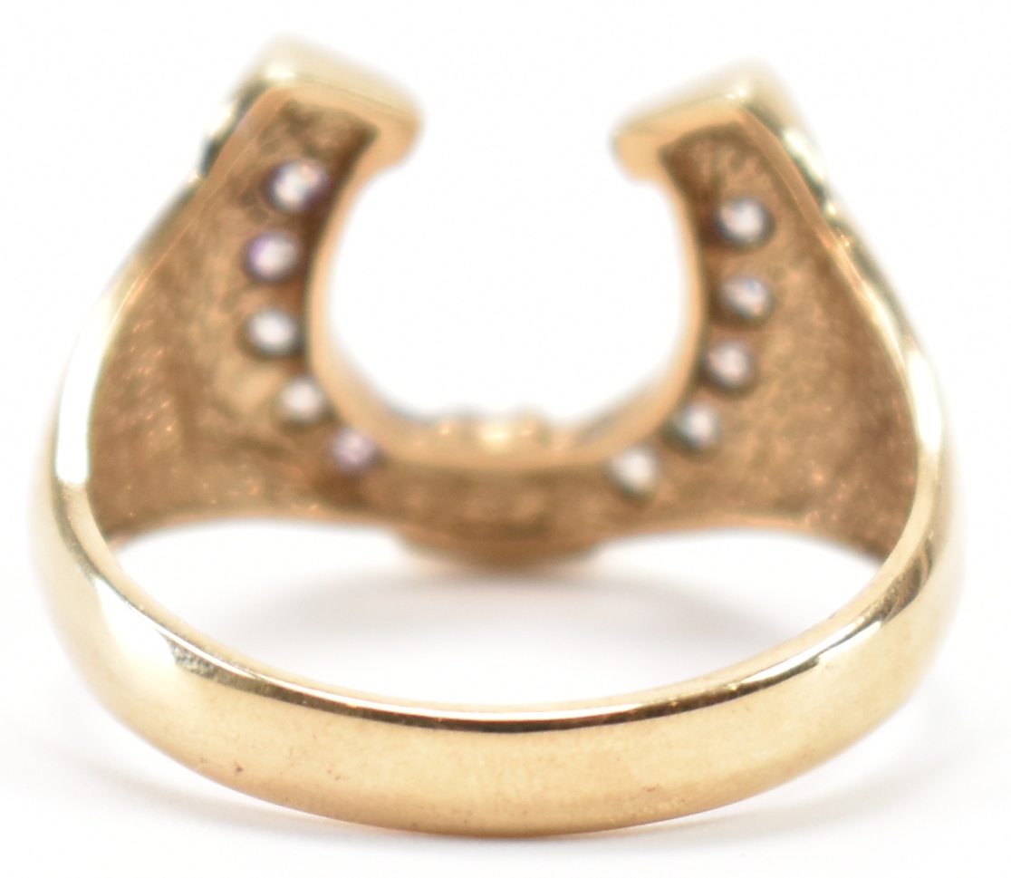 HALLMARKED 9CT GOLD & WHITE STONE HORSESHOE RING - Image 4 of 8