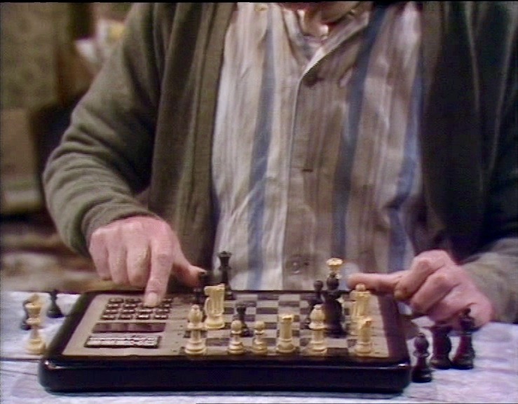 ONLY FOOLS & HORSES - SIR DAVID JASON SIGNED TALKING CHESS GAME - Image 8 of 8