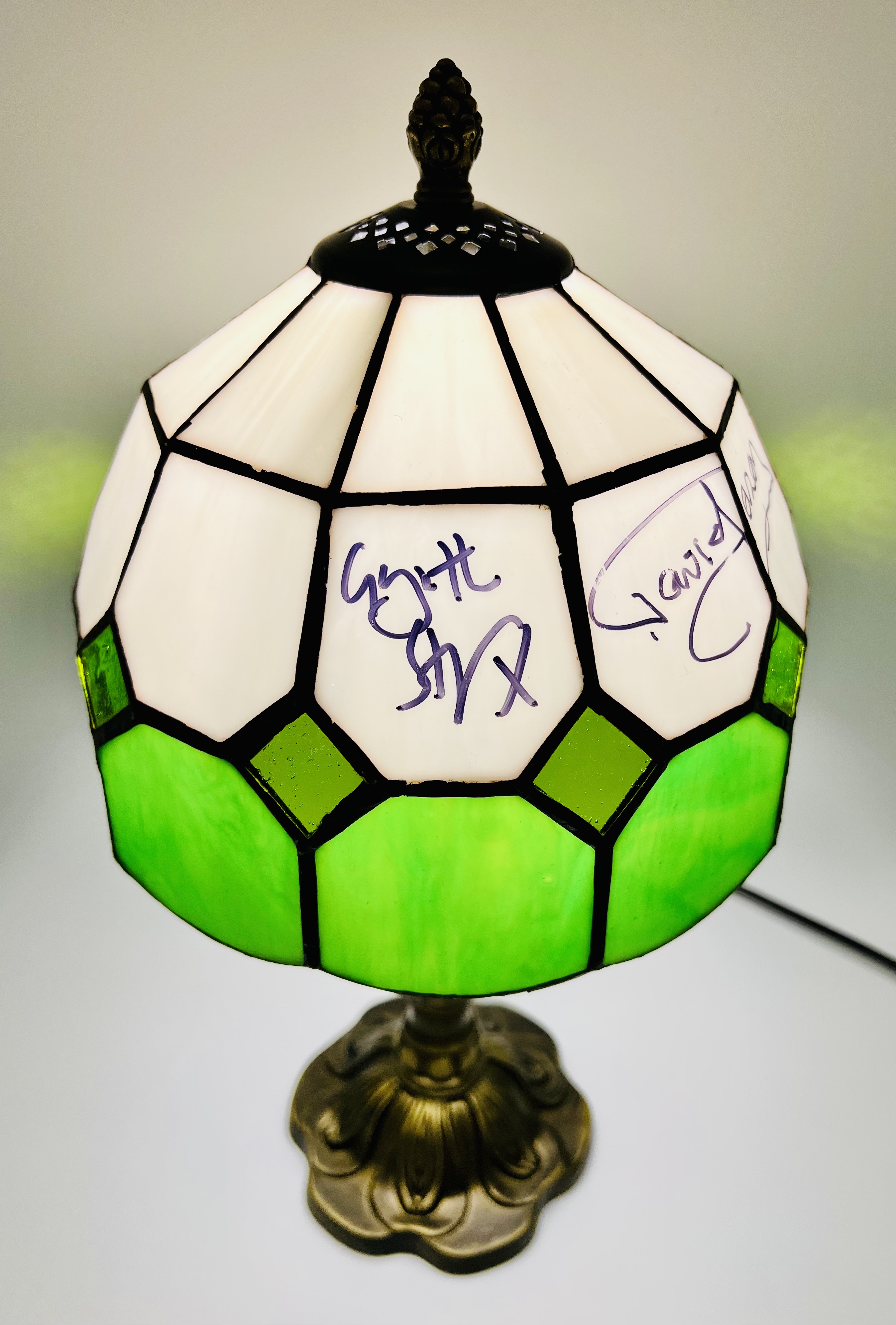 ONLY FOOLS & HORSES - TIFFANY STYLE LAMP FROM THE TROTTER FLAT - SIGNED - Image 4 of 5