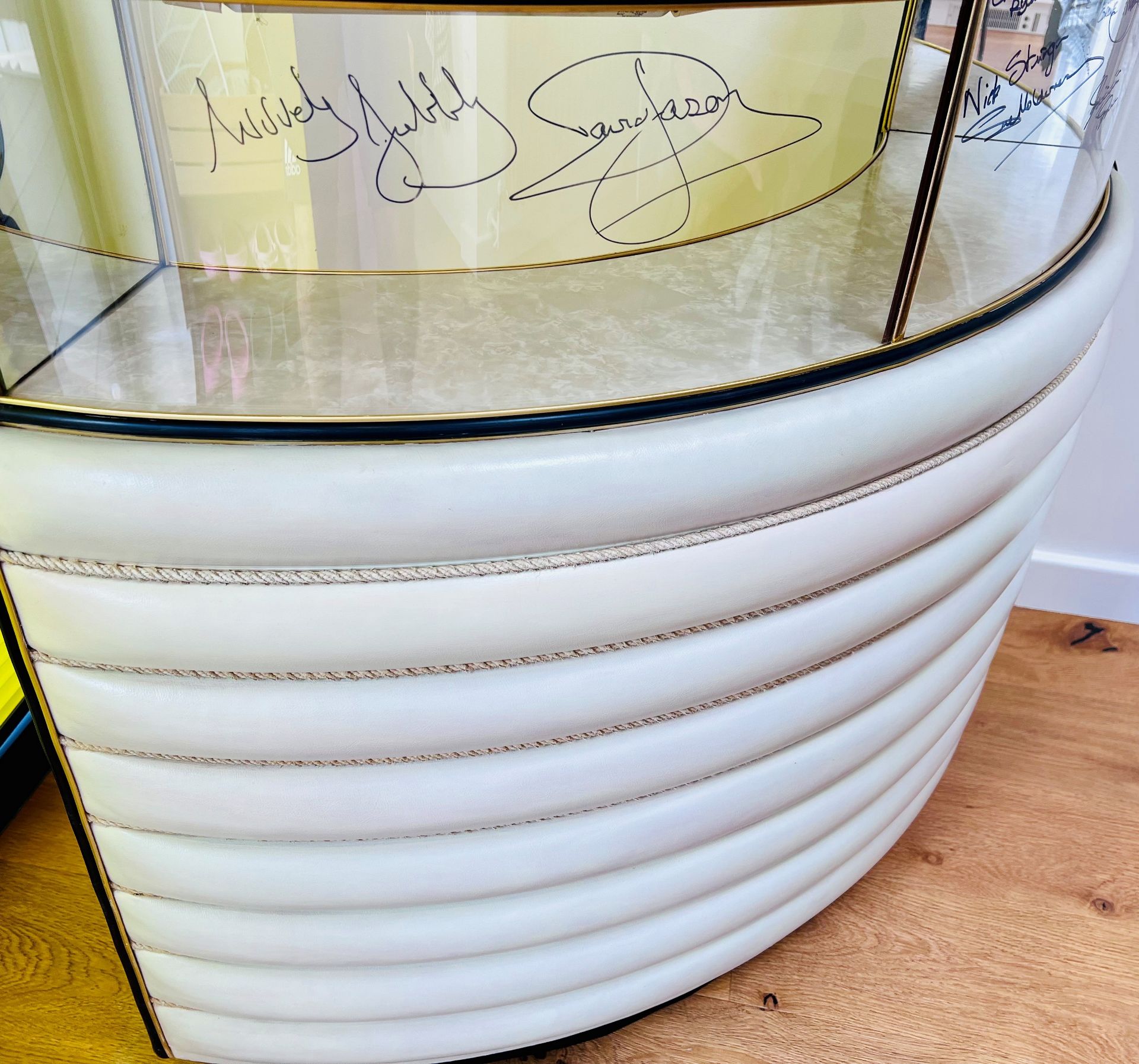 ONLY FOOLS & HORSES - DEL'S COCKTAIL BAR - SIGNED BY DAVID JASON & CAST - Bild 7 aus 10