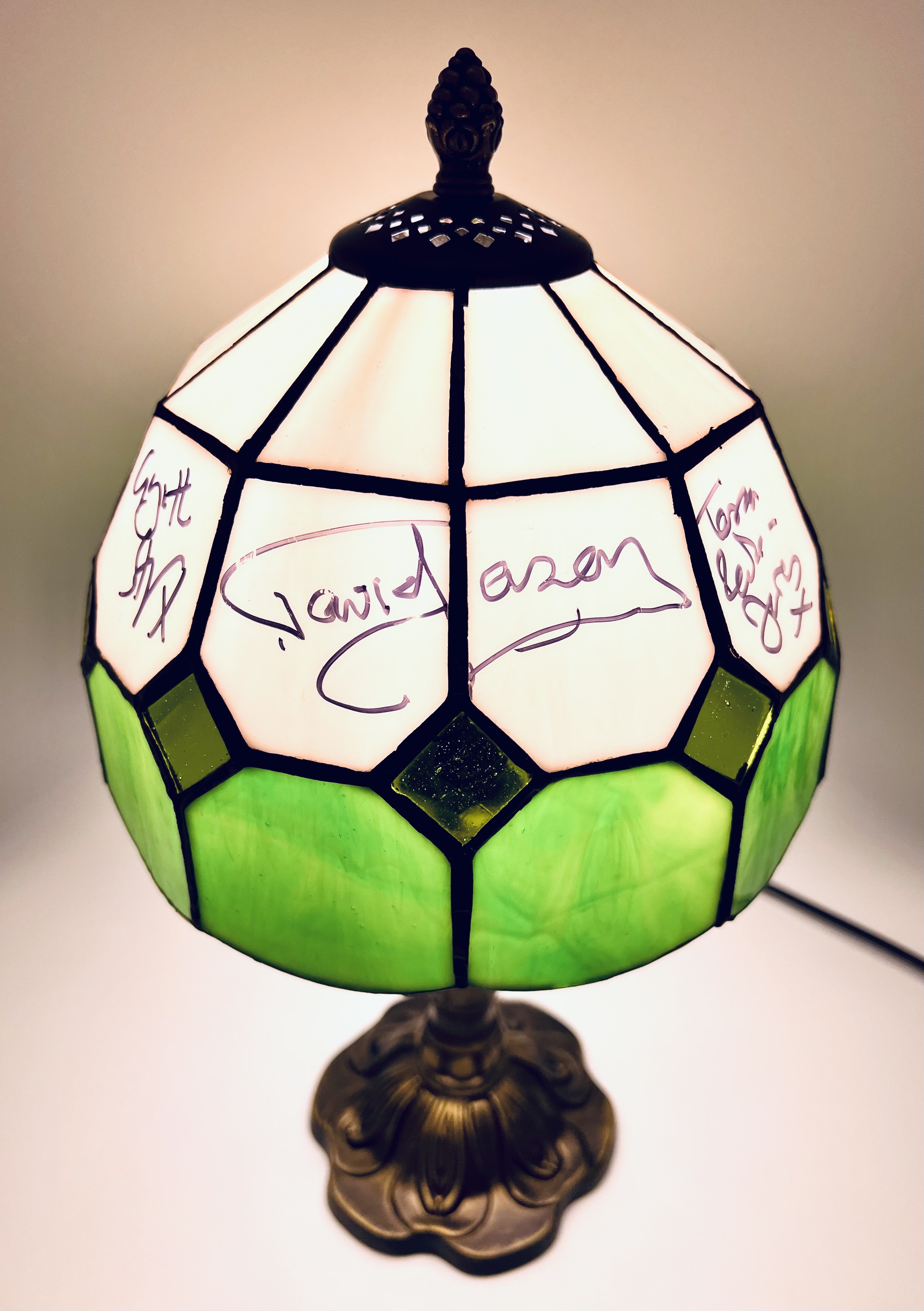 ONLY FOOLS & HORSES - TIFFANY STYLE LAMP FROM THE TROTTER FLAT - SIGNED - Image 2 of 5