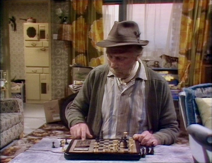 ONLY FOOLS & HORSES - SIR DAVID JASON SIGNED TALKING CHESS GAME - Image 7 of 8