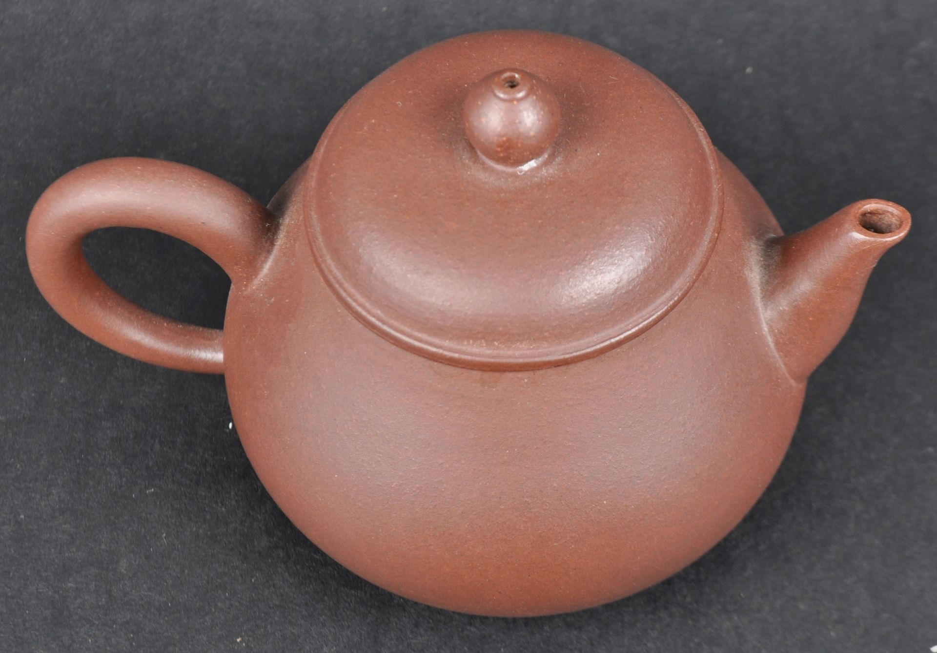 19TH CENTURY CHINESE YIXING POTTERY TEAPOT - Image 2 of 5