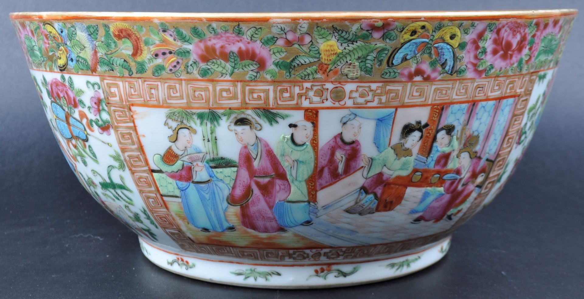 LARGE 19TH CENTURY CHINESE FAMILLE ROSE BOWL - Image 5 of 6