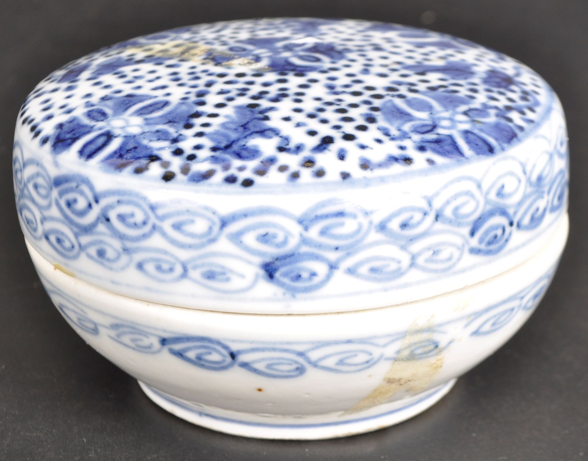 17TH CENTURY CHINESE BLUE & WHITE PORCELAIN LIDDED POT