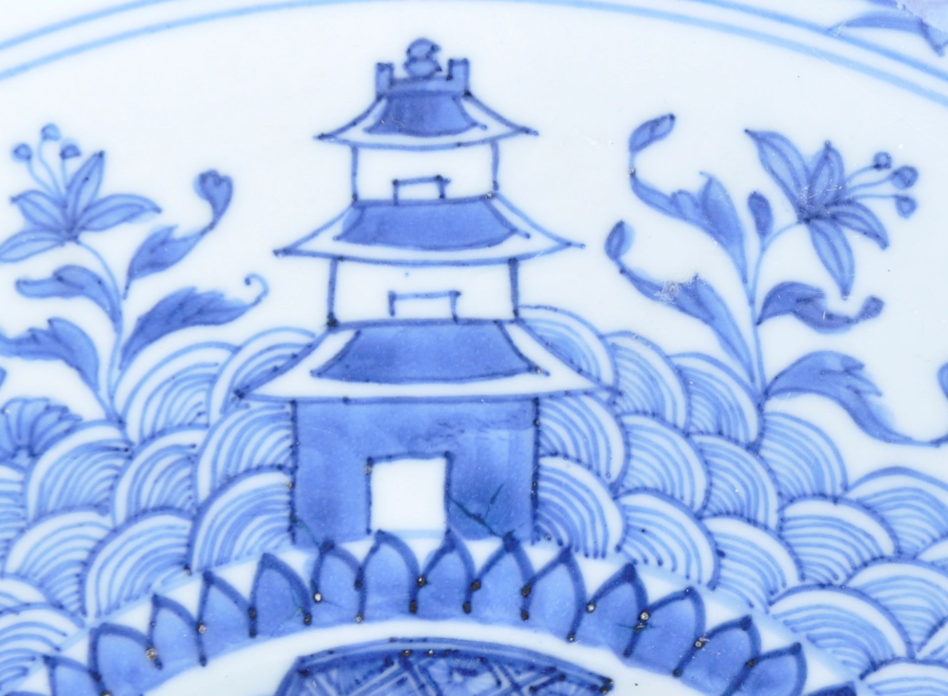 LARGE 19TH CENTURY CHINESE BLUE & WHITE PORCELAIN CHARGER - Image 4 of 6