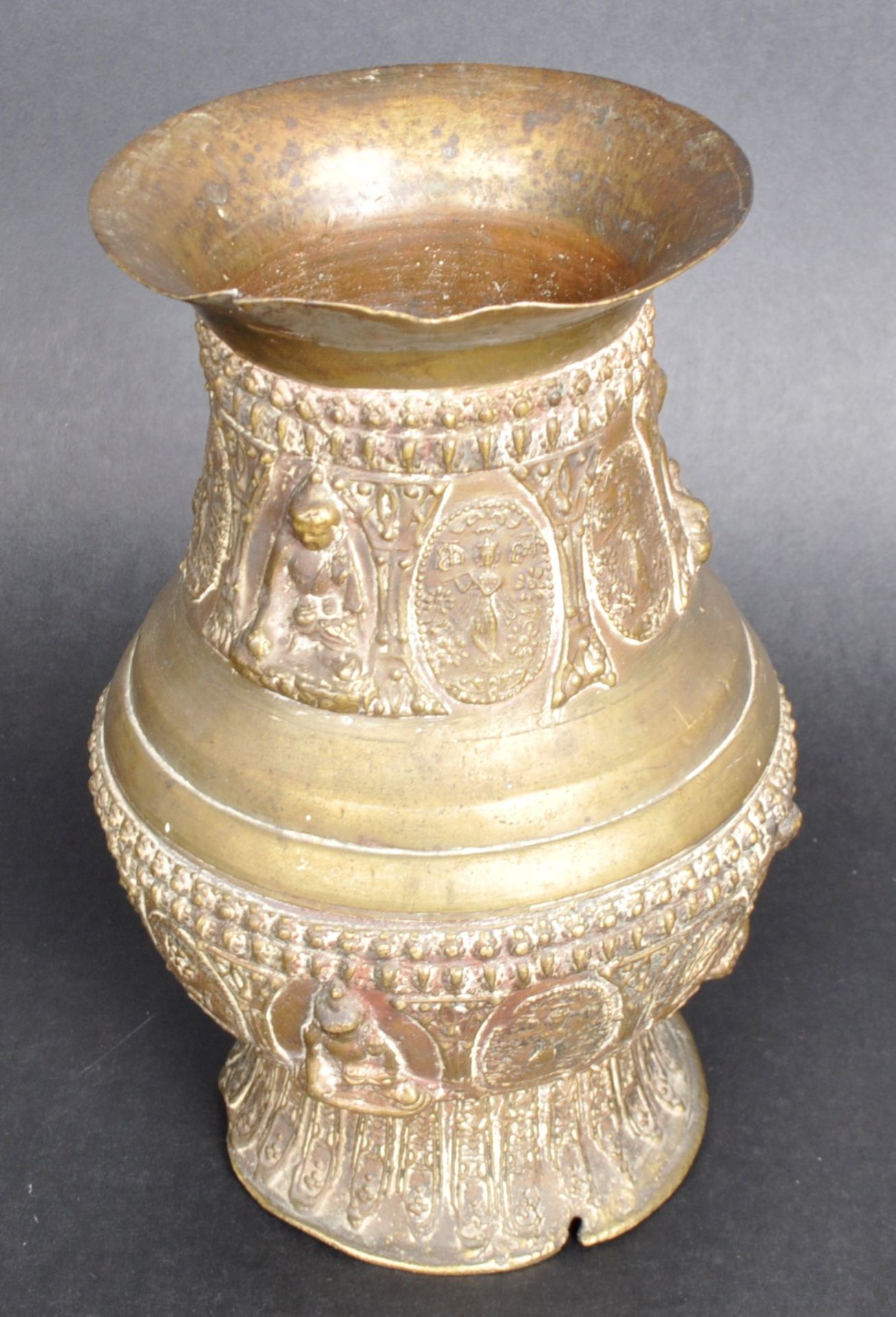 18TH CENTURY CHINESE BRONZE VASE WITH BUDDHAS - Image 2 of 7