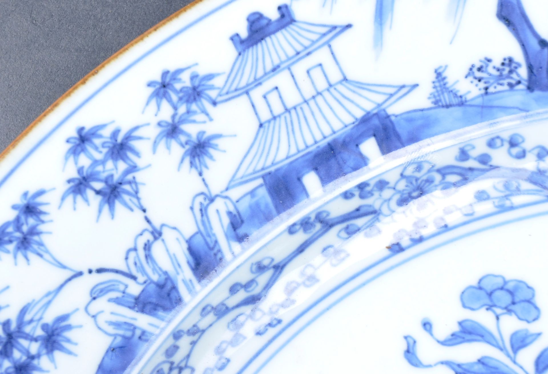 LARGE 19TH CENTURY CHINESE BLUE & WHITE PORCELAIN CHARGER - Image 5 of 6