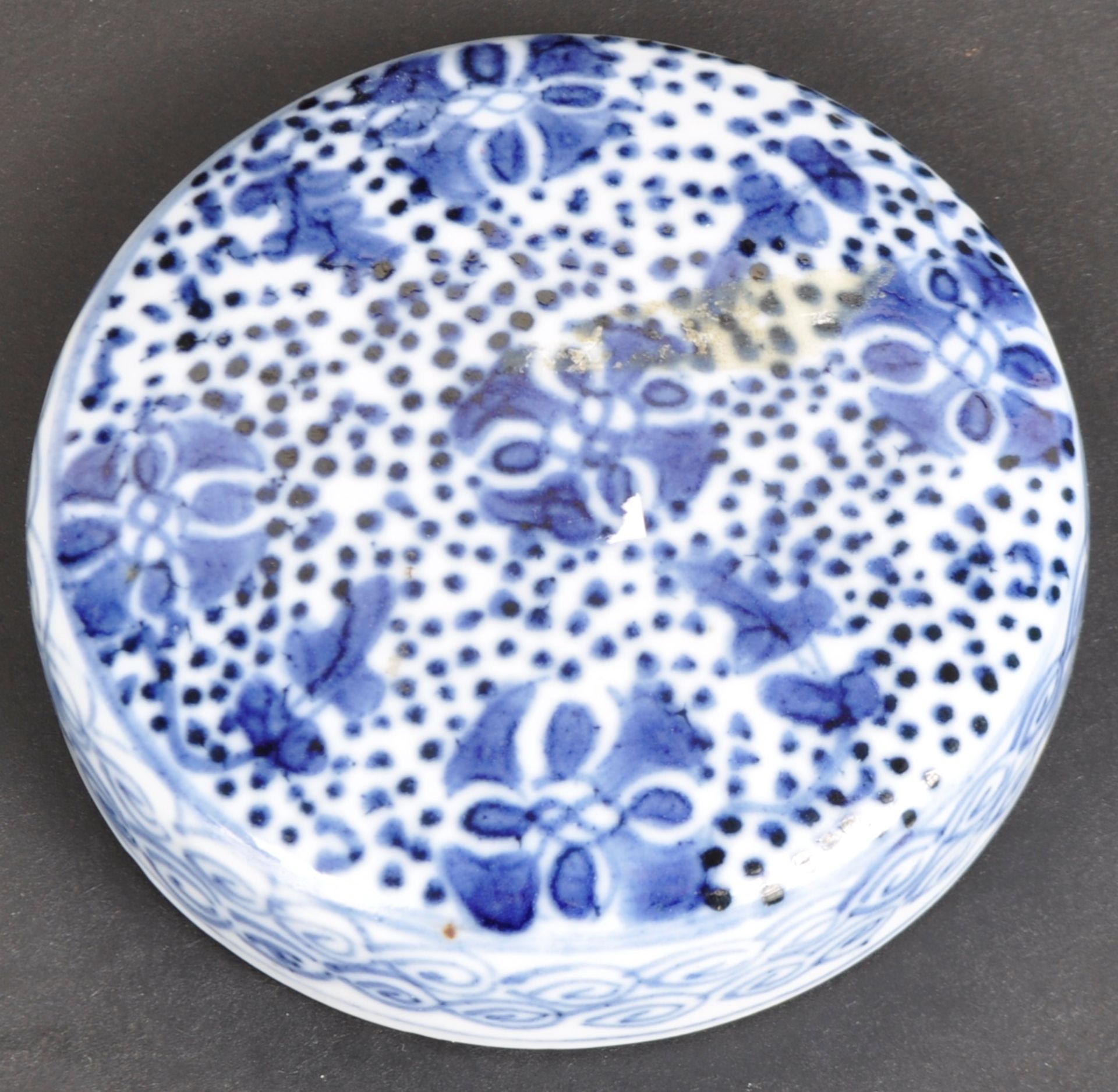 17TH CENTURY CHINESE BLUE & WHITE PORCELAIN LIDDED POT - Image 3 of 4