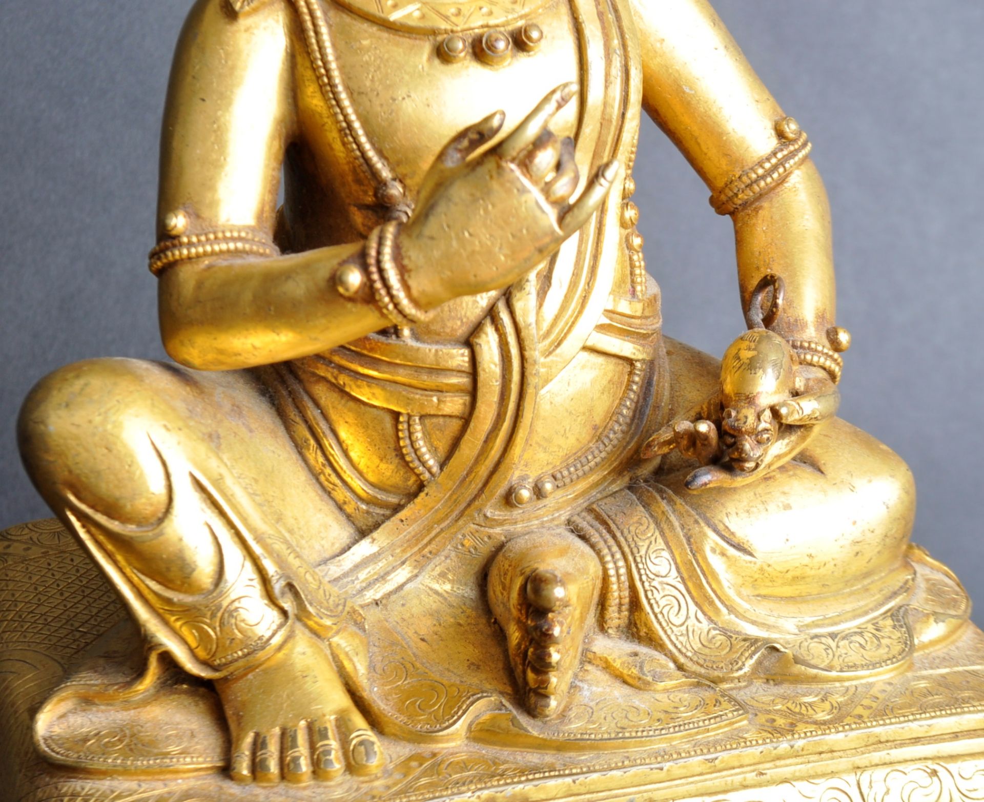 FINE CHINESE BRONZE GILDED FIGURINE OF BUDDHA - Image 4 of 6