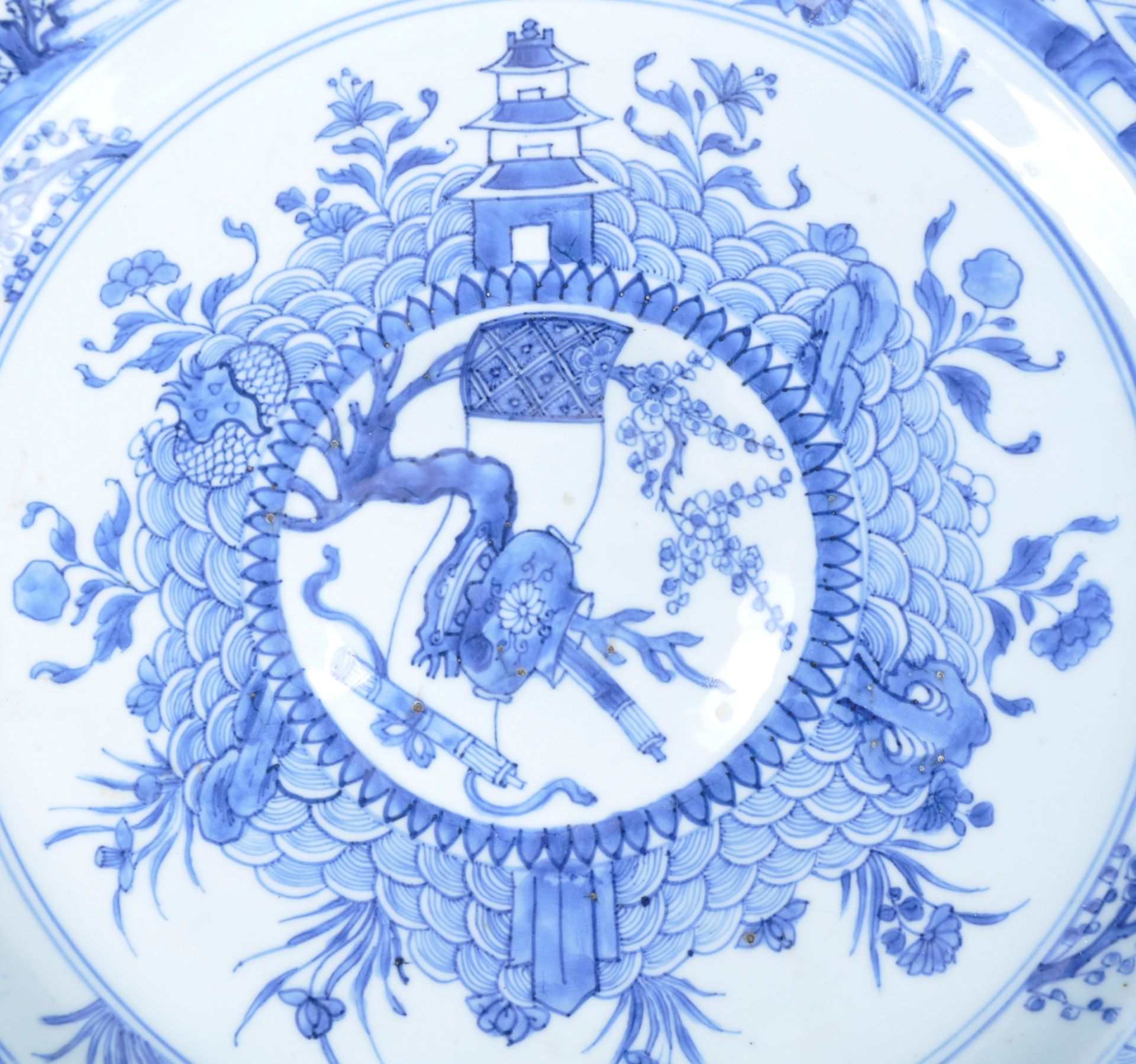 LARGE 19TH CENTURY CHINESE BLUE & WHITE PORCELAIN CHARGER - Image 2 of 6